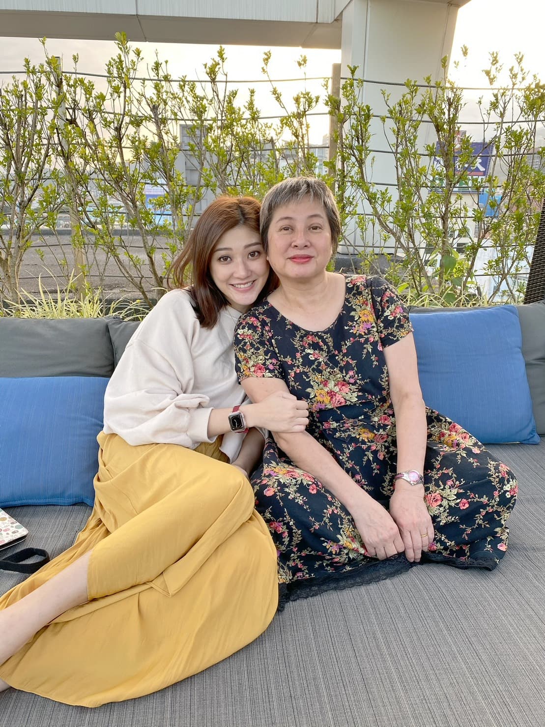 林逸欣常陪著媽媽,並一起處理外婆留下的大小事。 (鑫羽工作室提供)