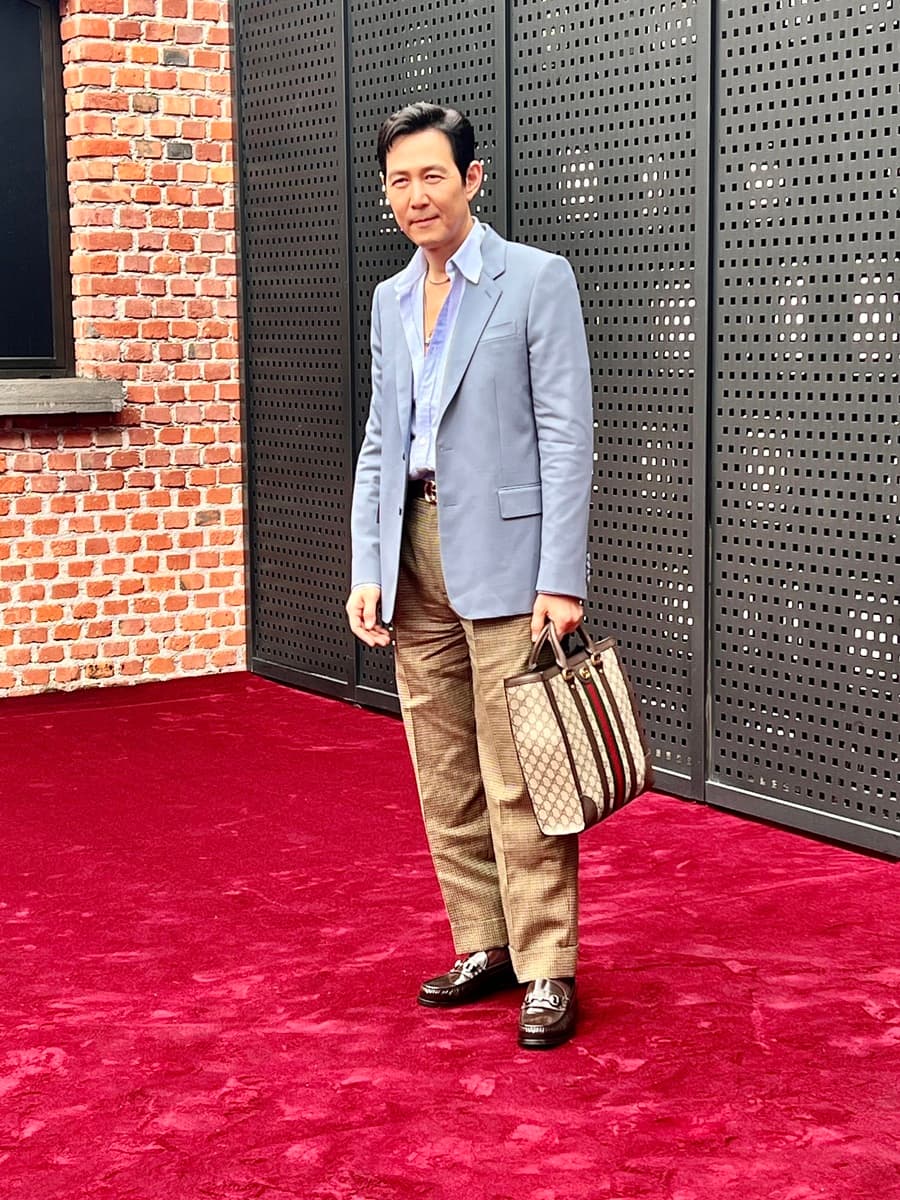李政宰靦腆的神情令人好感度倍增。