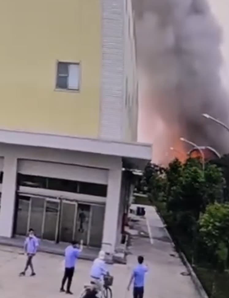 明揚國際廠房昨晚爆炸起火,引來員工圍觀,火勢越燒越大後民眾趕忙穿越停車場離開現場。(翻攝自鄭榮貴臉書)