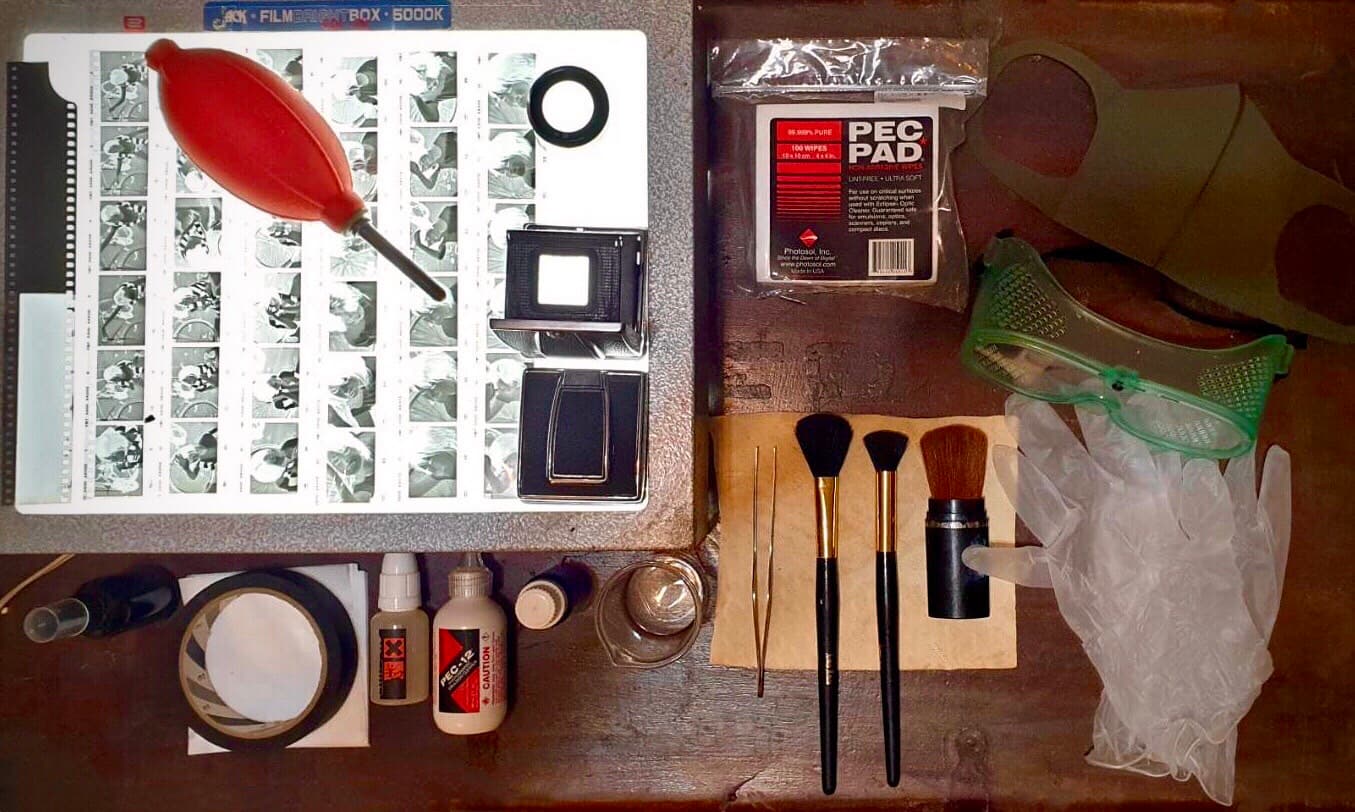 潘重威清潔底片使用的工具。（創意大群組提供）