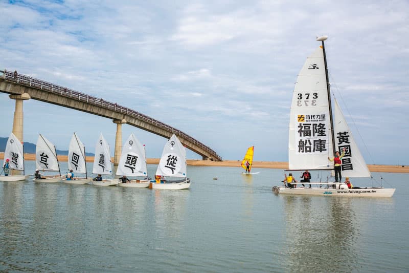 詹志堅曾駕駛帆船載黃國昌出海造勢。(黃國昌辦公室提供)