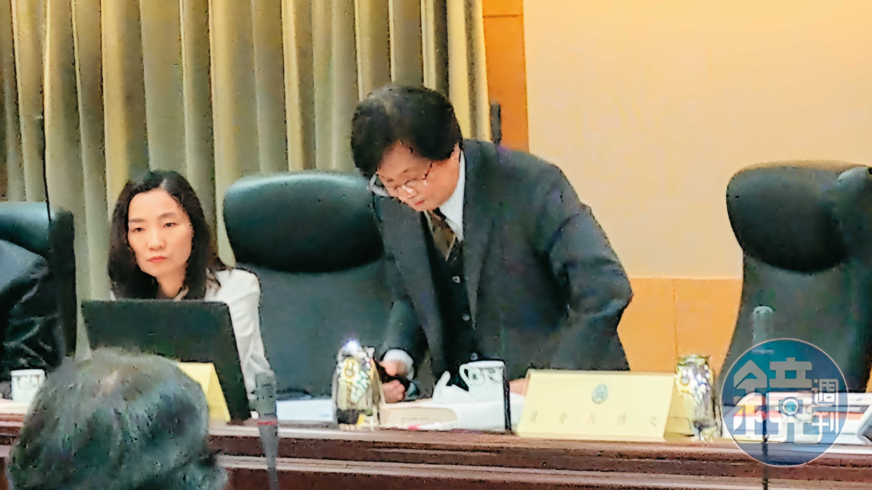 最高法院為造成諸慶恩冤判有罪之源,最高法院前院長吳燦(右)2021年曾為此哽咽道歉。