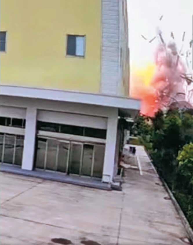 民眾拍下明揚廠房爆炸駭人瞬間,同時間亦有4名消防員不幸殉職。(翻攝鄭榮貴臉書)