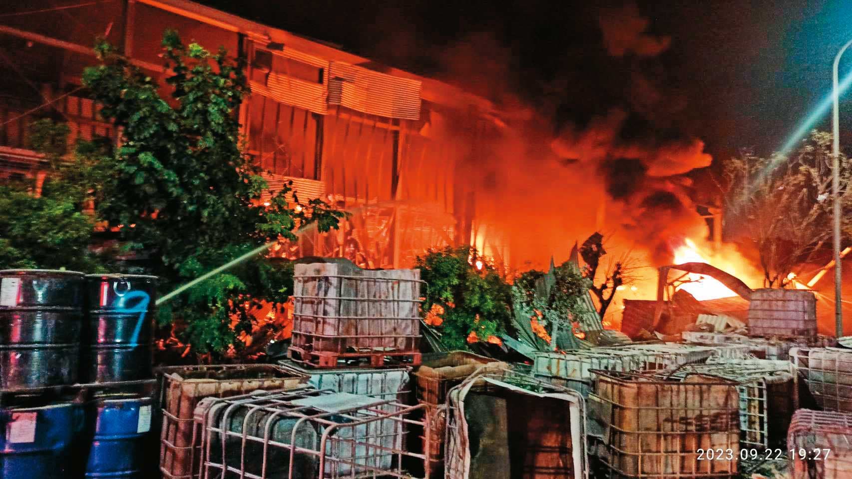 明揚廠房上週發生火災進而引發爆炸,遭質疑未如實申報廠內化學原料品項及數量。(讀者提供)
