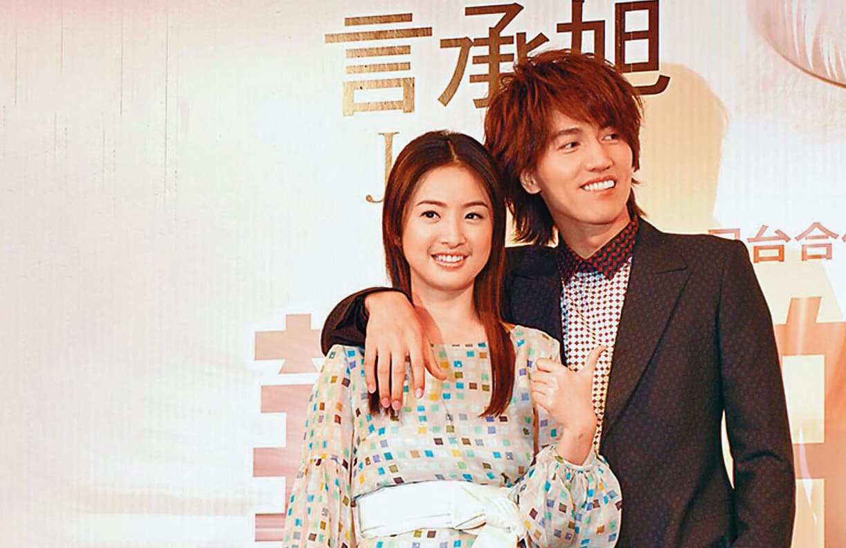 言承旭(右)和林依晨(左)2008年首度為合作《華麗的挑戰》赴日舉行發布會,最後男女主角換人,2011年才正式開拍。(翻攝自新浪娛樂)