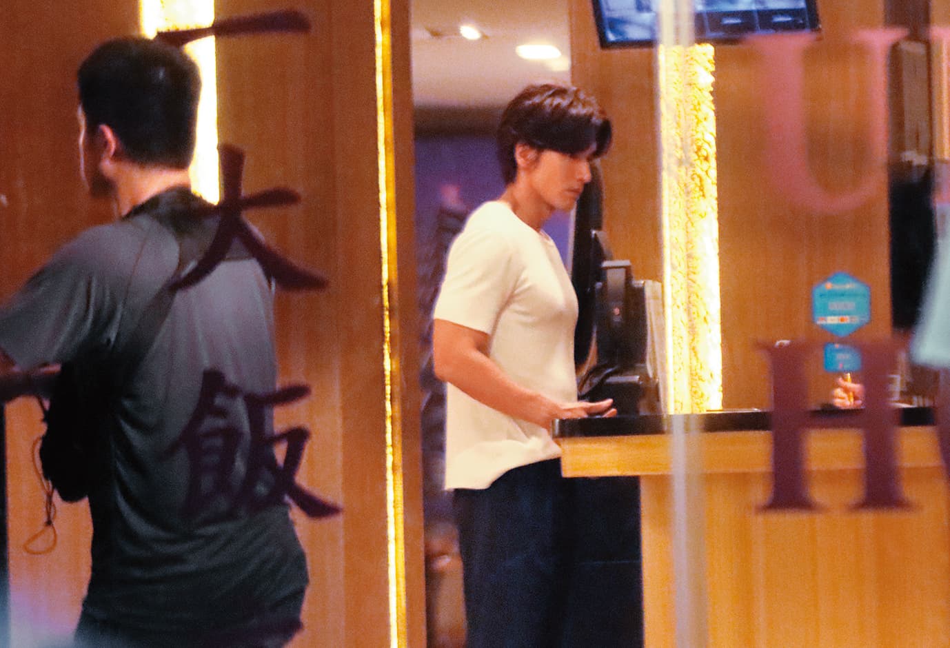 18:00 言承旭現身,似乎正拍攝登記入住旅館的戲分,他穿著白上衣、黑褲子,相當低調。