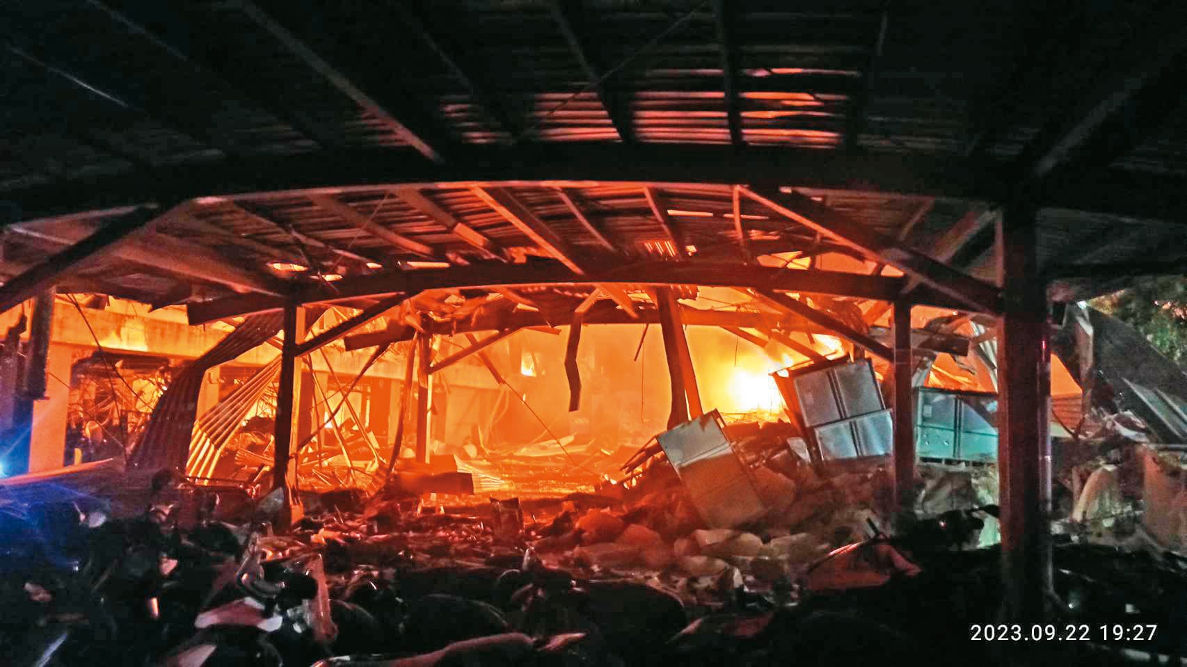 屏東明揚工廠爆炸大火釀嚴重死傷、4名消防員殉職,引發全國關注與討論。(讀者提供)