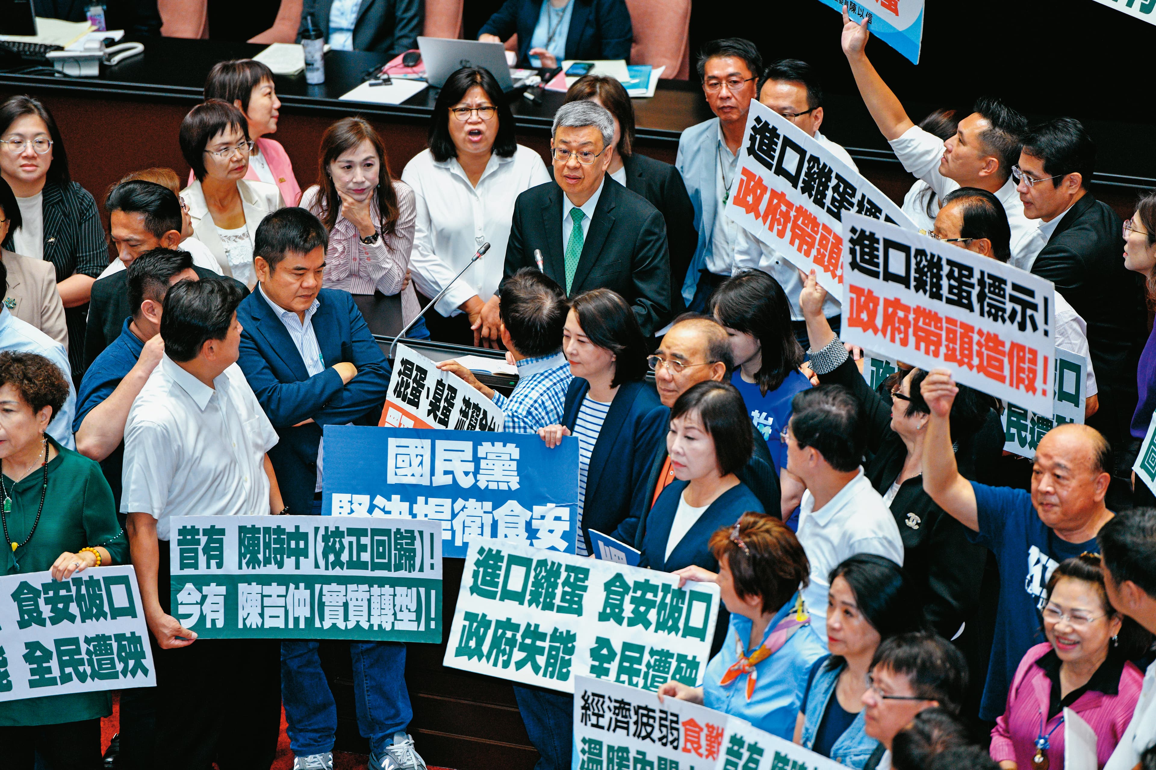 立法院9月22日開議,在野黨強烈質疑進口蛋相關決策。