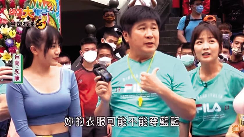 胡瓜在節目中開玩笑說看到熊霓(左)「超胸」身材,還笑說要換掉同是「樂天女孩」的籃籃(右)讓她主持。(翻攝自民視綜藝娛樂YouTube)