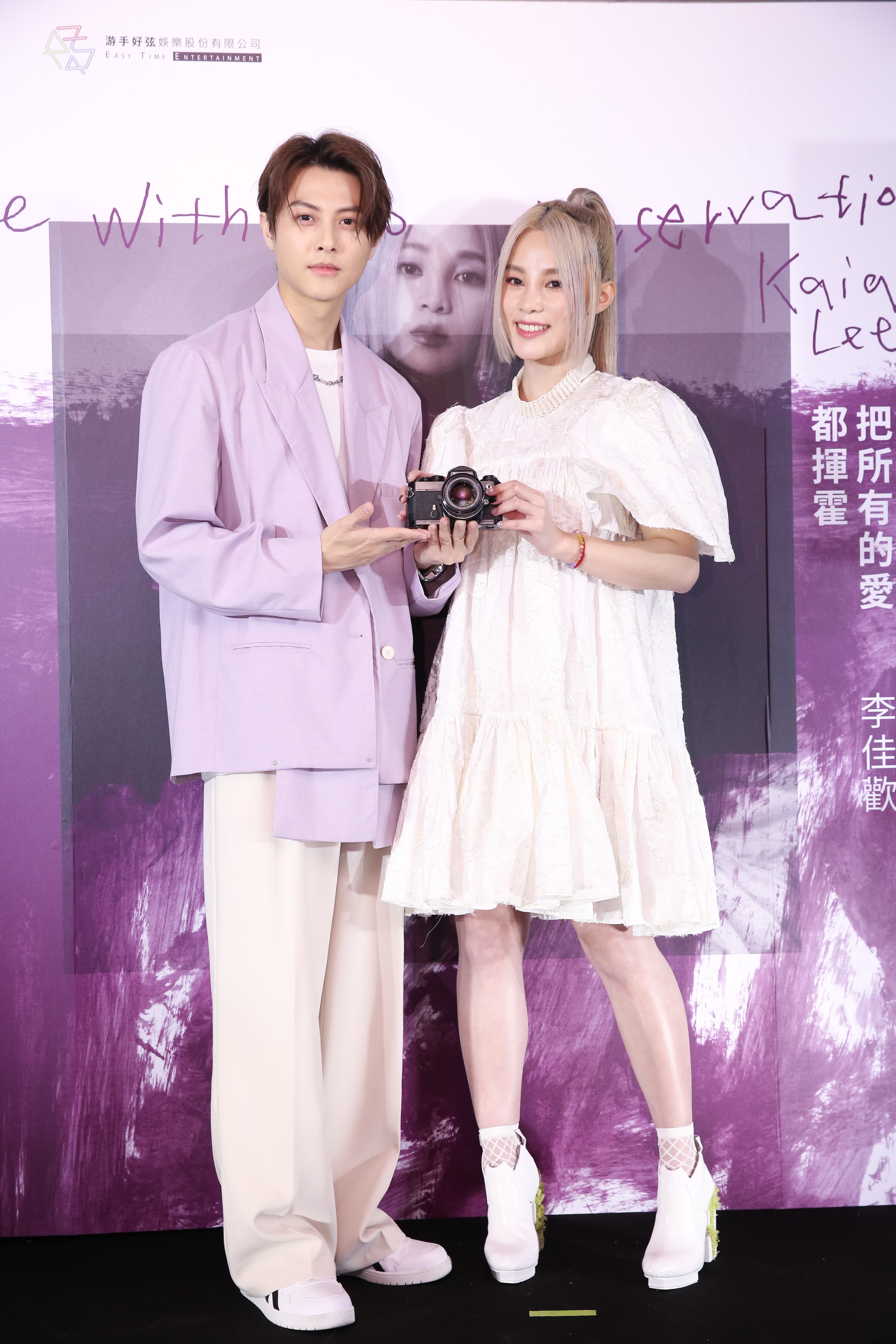 李佳歡推出新專輯，王子邱勝翊現身送上復古底片相機。