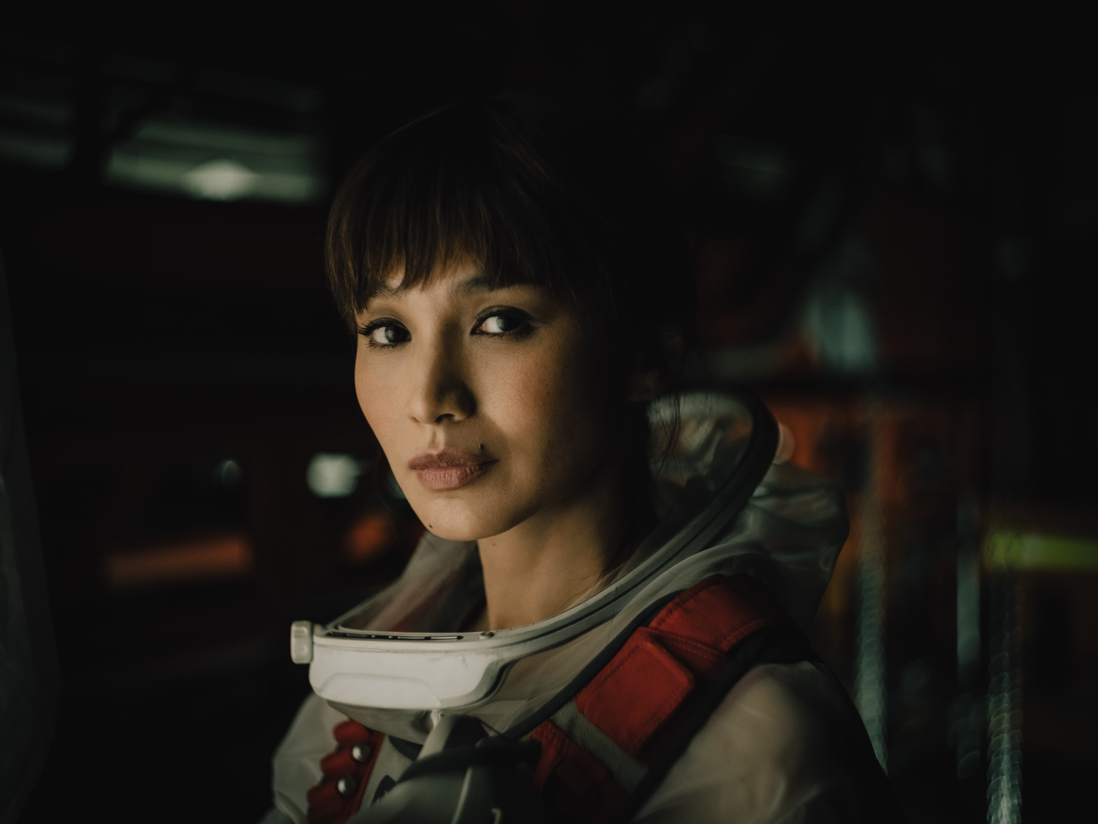 陳靜飾演瑪雅,深信人工智慧能與人類共存的發明家。(20世紀影業提供)