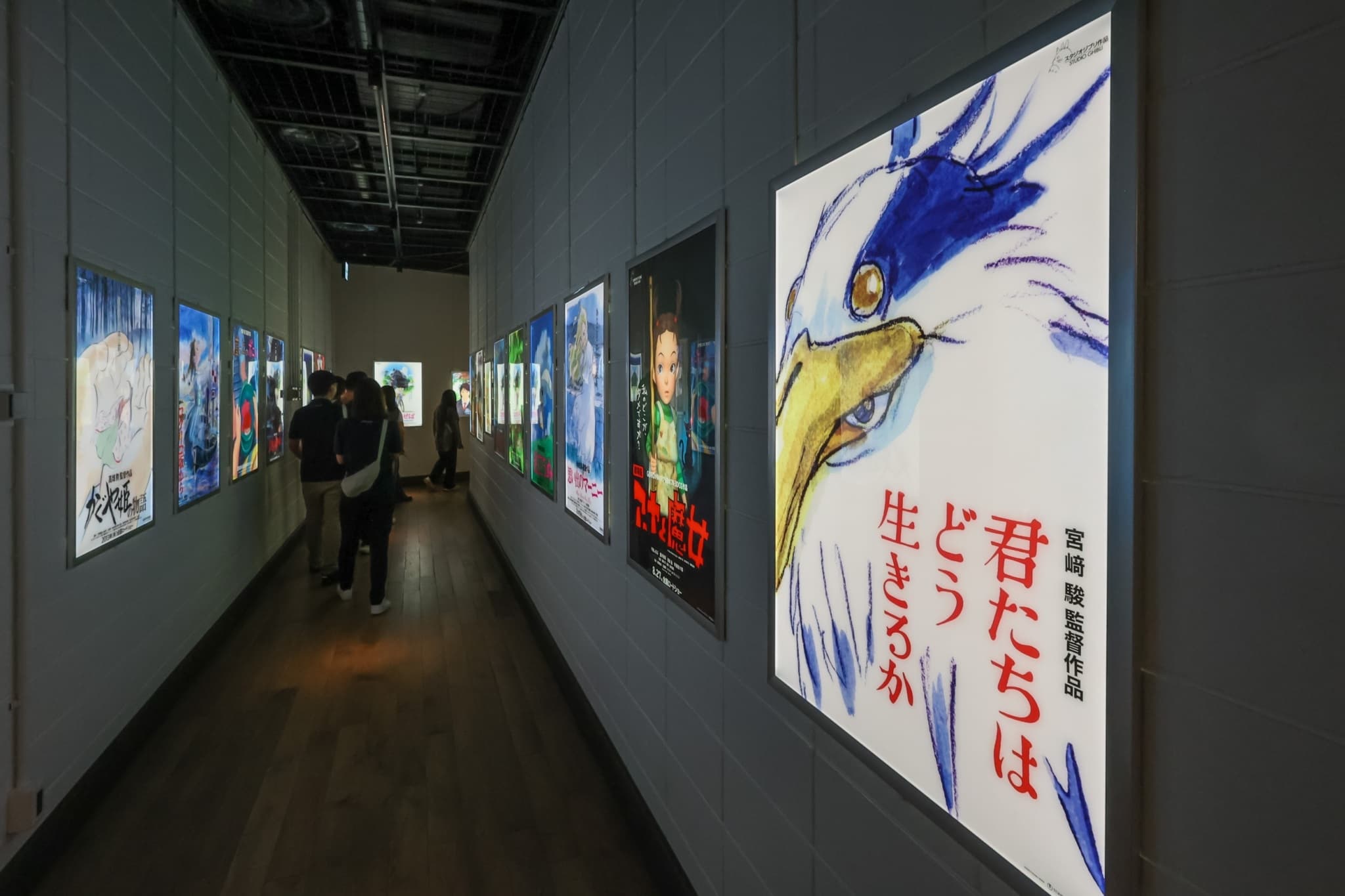 迴廊中按照電影上映順序展示吉卜力電影海報。(甲上娛樂提供)