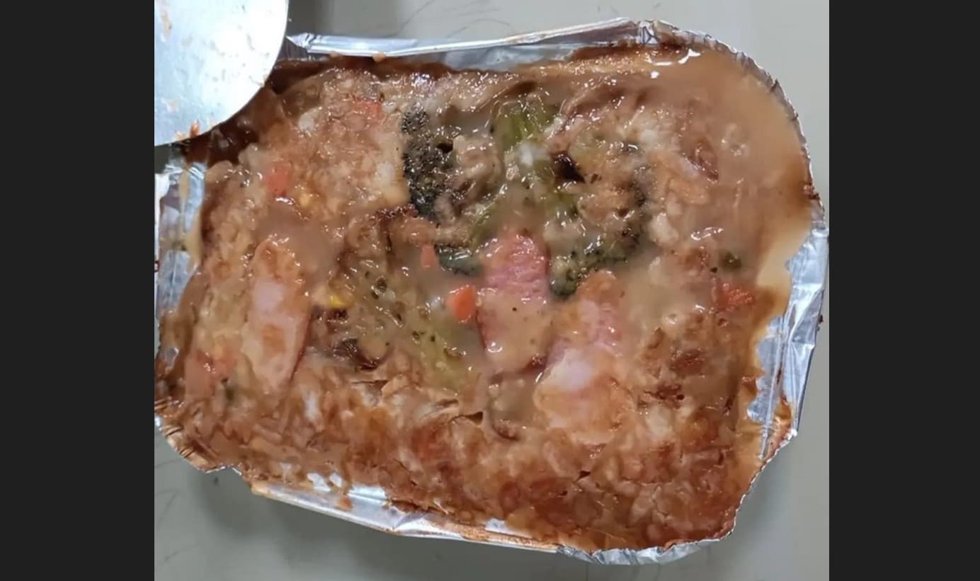 學生家長發佈台南某專科學校的營養午餐照,網友均表示光看就倒胃口。(翻攝臉書社團「匿名公社」)