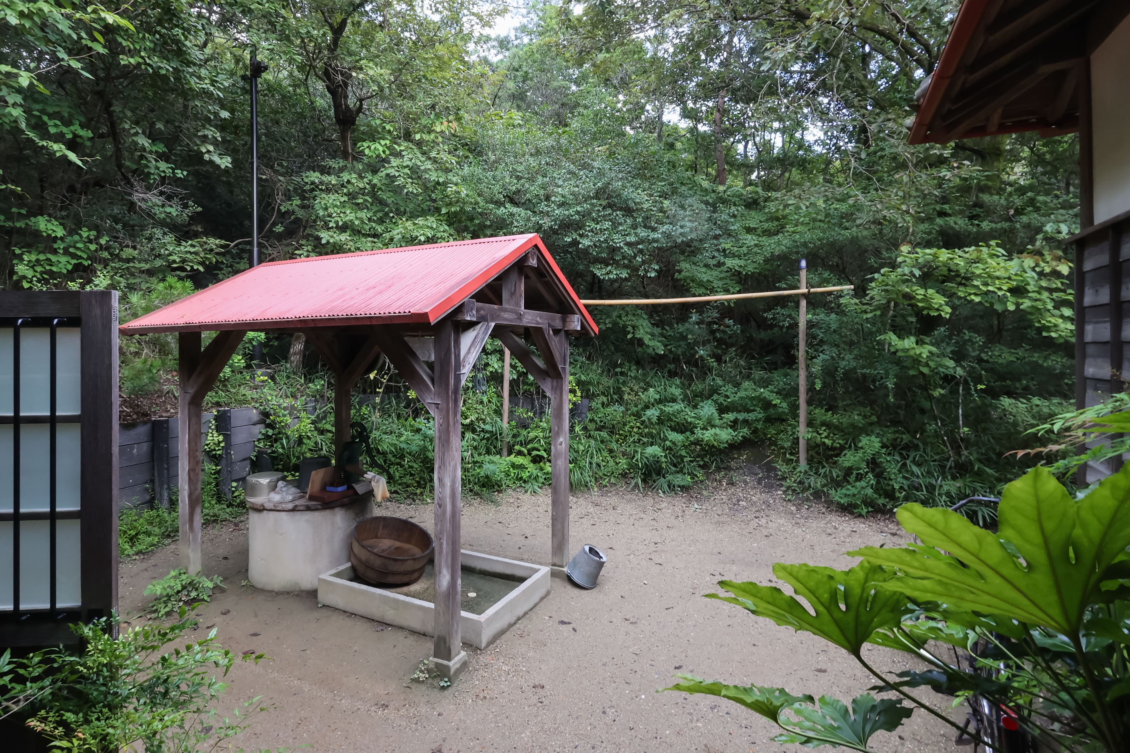 屋外的水井也能打得出水,在被葉子遮住的角落裡,還有爸爸騎的腳踏車也在這裡。(甲上娛樂提供)