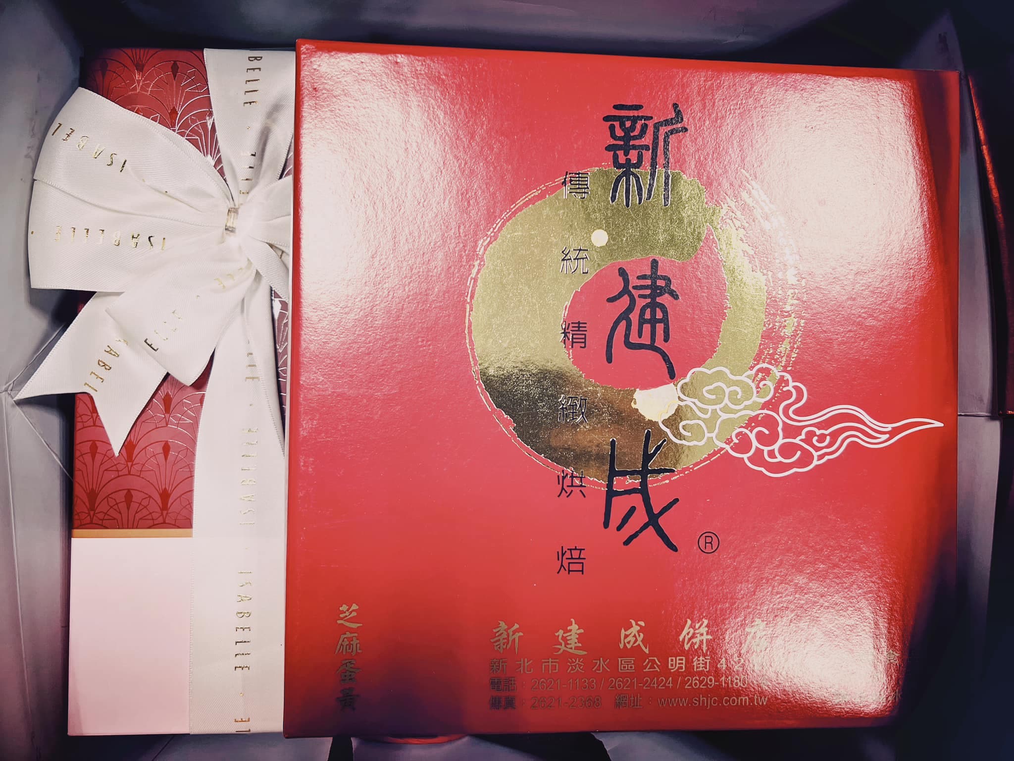 台大婦產科醫師施景中收到20多年前搶救接生的小孩的結婚喜餅。(翻攝自施景中臉書)