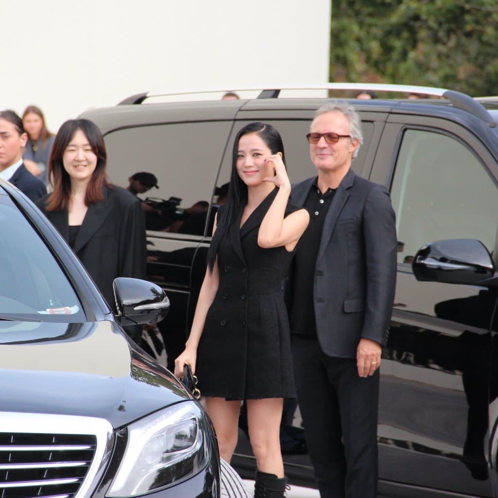 Jisoo穿著2024春夏超季定製款,專車一路開到秀場門口讓她美美現身。(網路圖片)