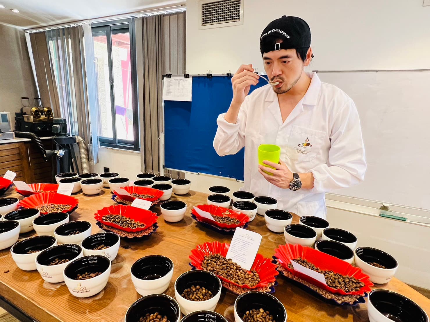 黃銘賢飛到衣索比亞親自杯測300多支阿拉比卡夢幻品種,帶回最好的咖啡豆。(路易莎提供)