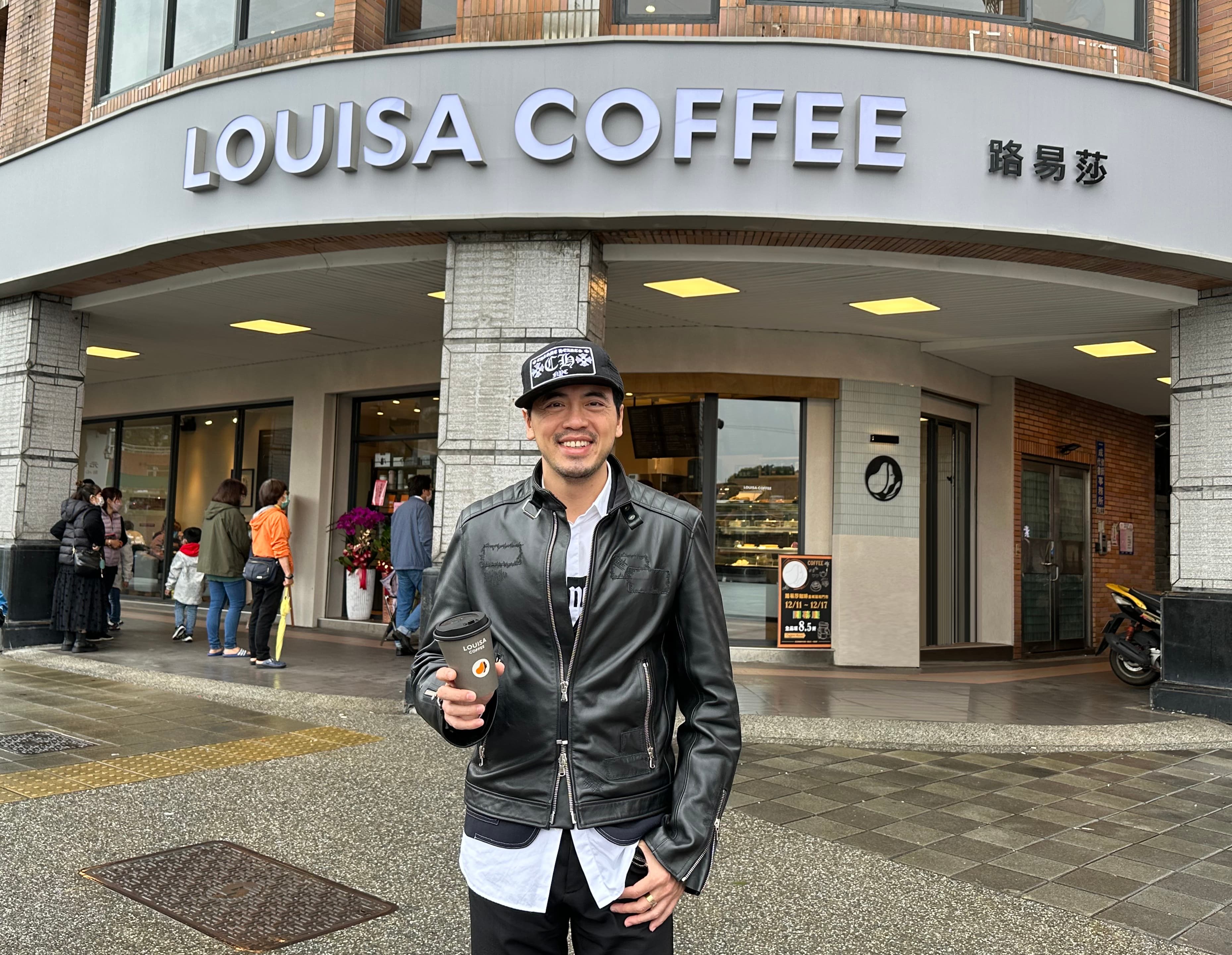 新北市土城的路易莎金城延和門市為「超越精品概念店」,裝潢色系和logo已和過去不同。(路易莎提供)
