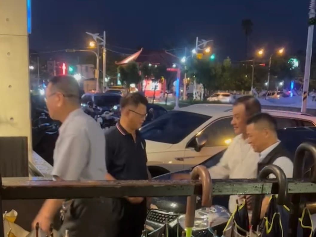 27日晚間,蘇嘉全與參選屏南立委的姪孫蘇孟淳一起步入屏東東港的「阿榮坊」風味海鮮餐廳,準備與7大工會餐敘。(讀者提供)