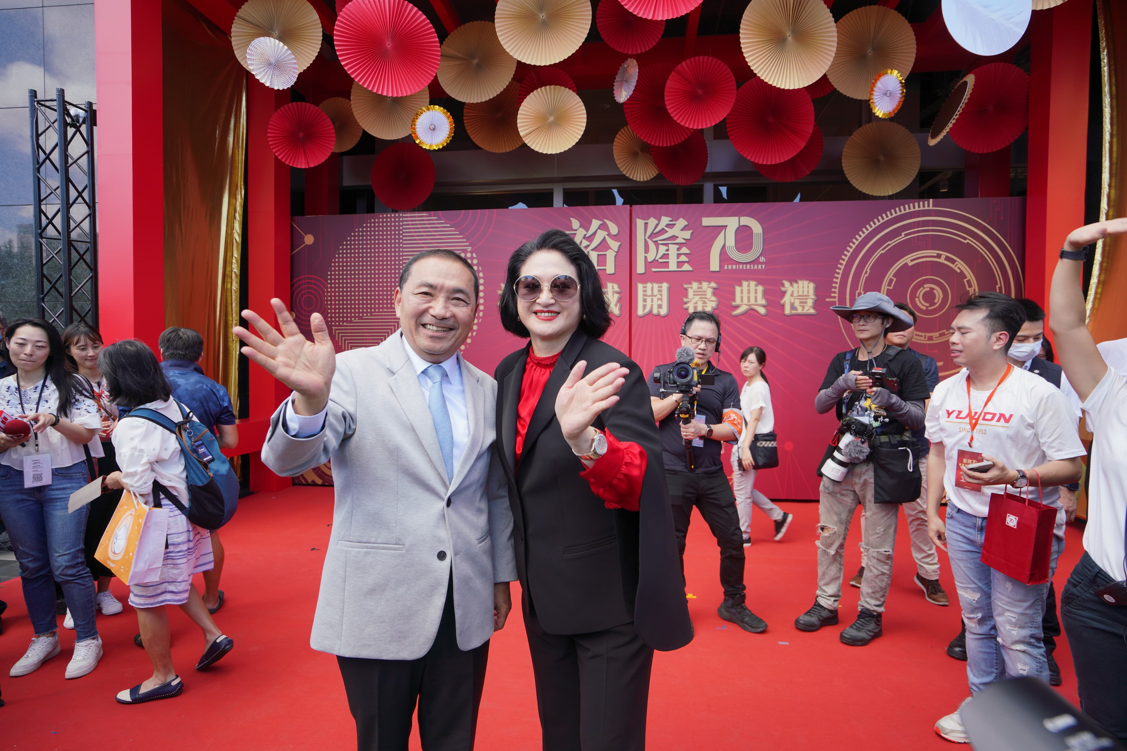 侯友宜(左)也出席裕隆城開幕典禮,與嚴陳莉蓮(右)開心合影。