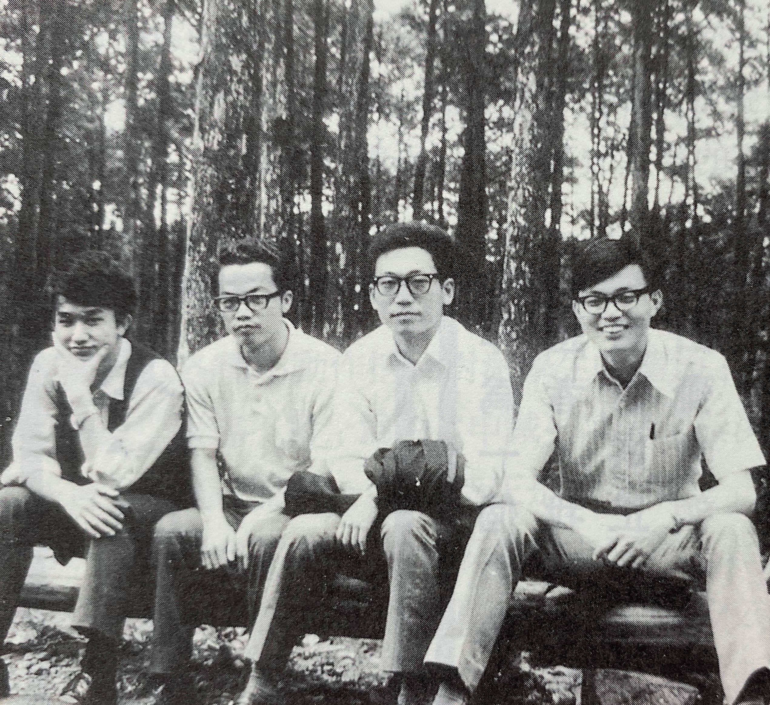 1972年，台大國民黨團將錢永祥（右2）等「社團活躍分子」帶到南投溪頭「開會」。（錢永祥提供）