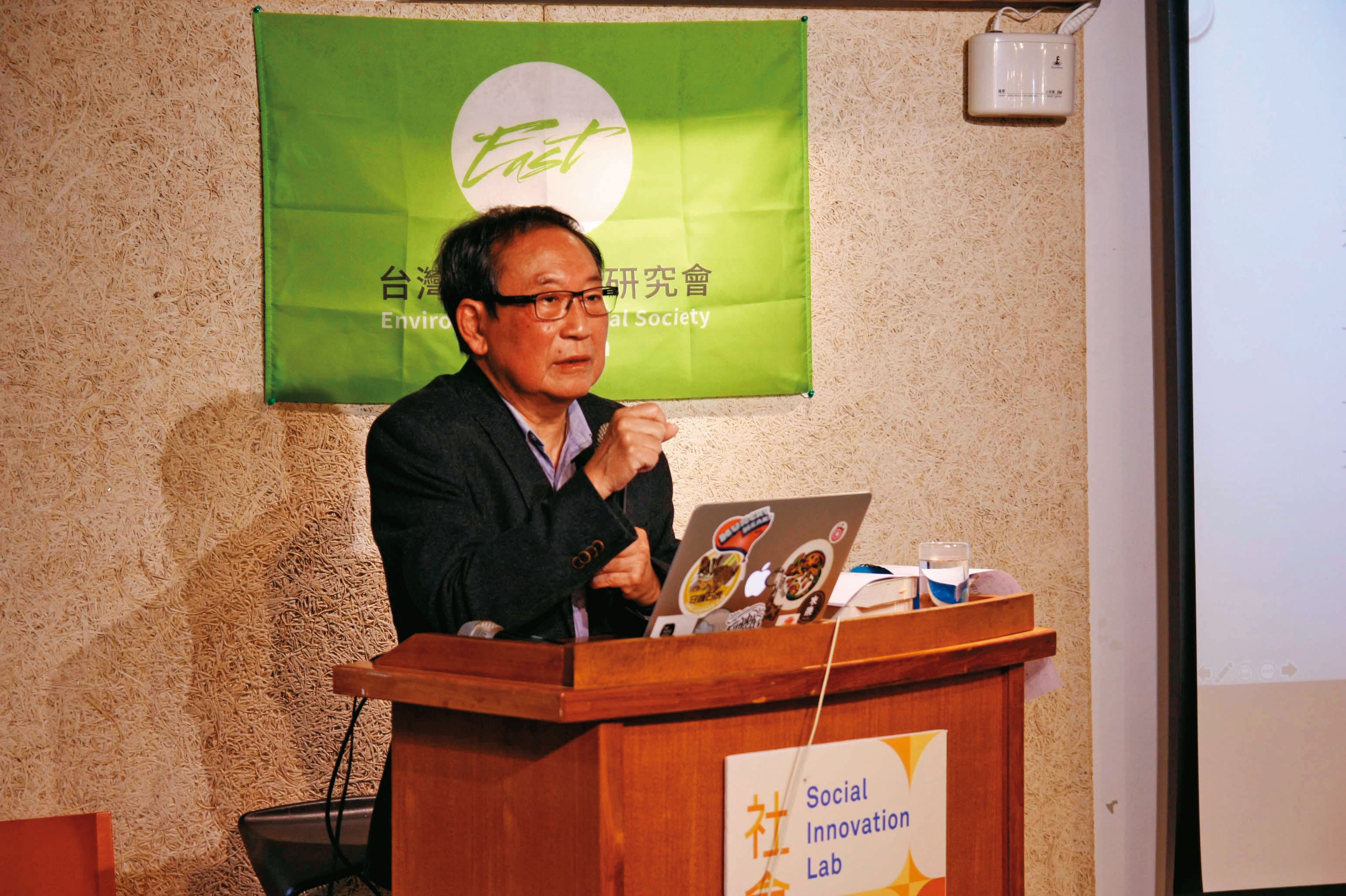 錢永祥這幾年也和動物社會研究會到各地演講、宣導動保理念。 （動社提供）