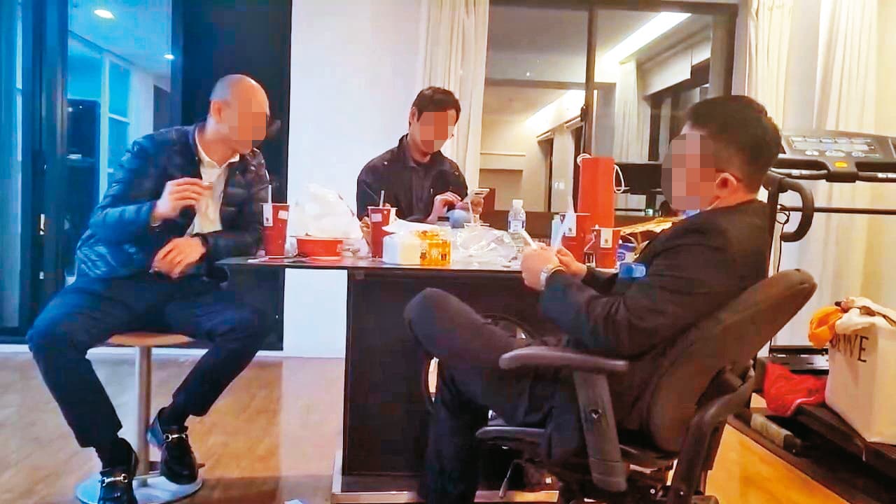 蕭慶華賣掉房產後,有不明人士半夜上門強逼蕭妻搬離,還把屋內稿到凌亂不堪。(讀者提供