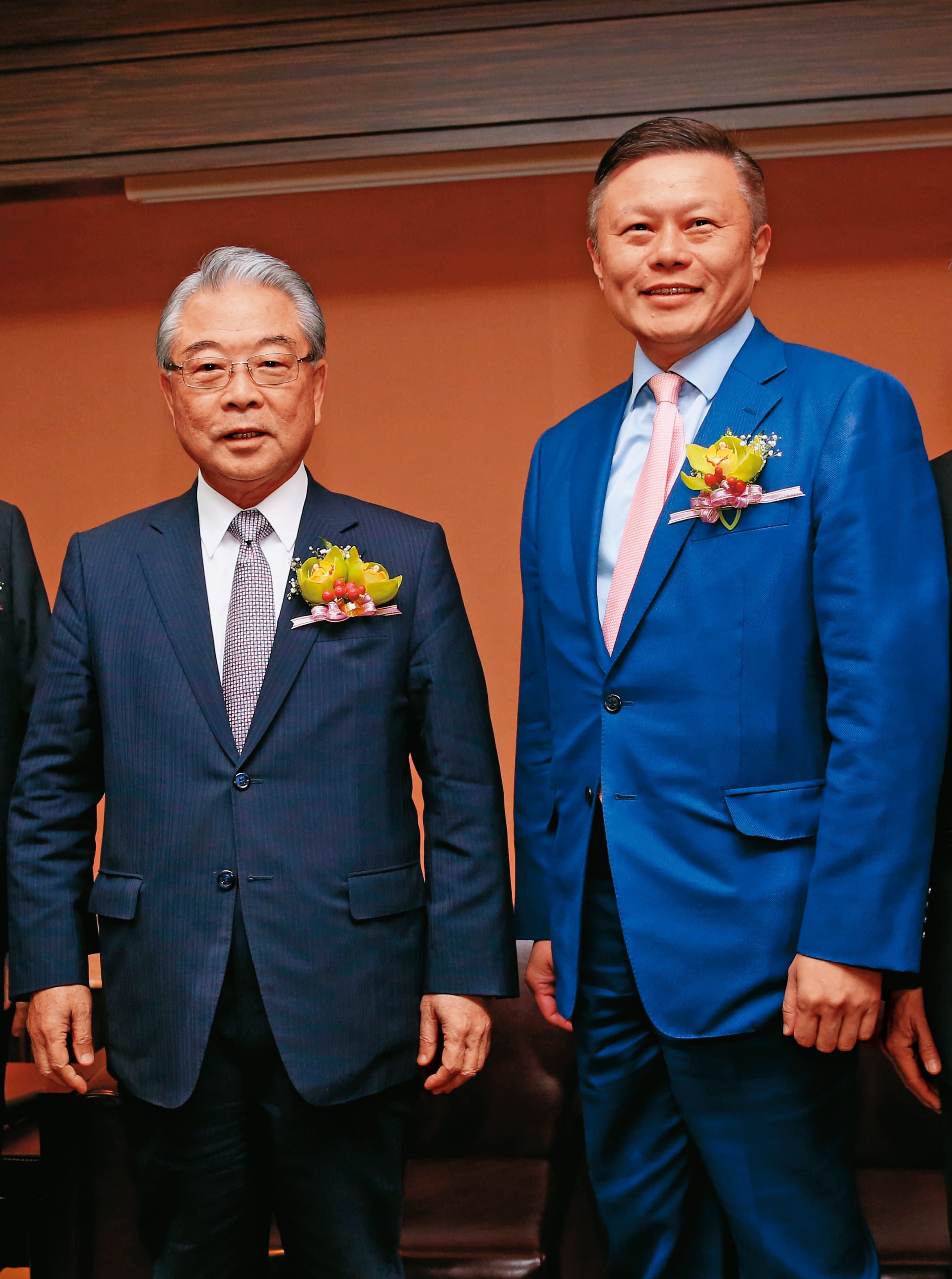 許勝雄(左)先前提到前女婿沈軾榮(右)去職原因時,直言外遇是金寶天條。