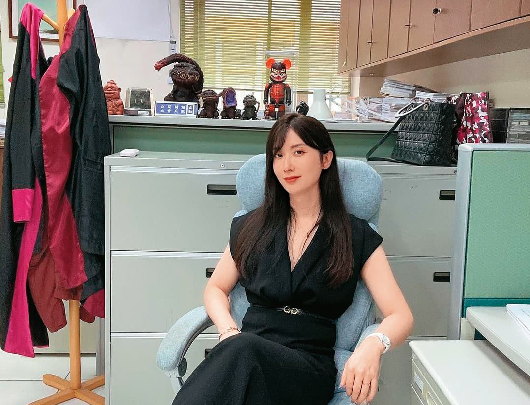 陳漢章工作表現亮眼,他在IG分享每日穿搭女裝,展現滿滿自信。拍攝處為檢察官辦公室。