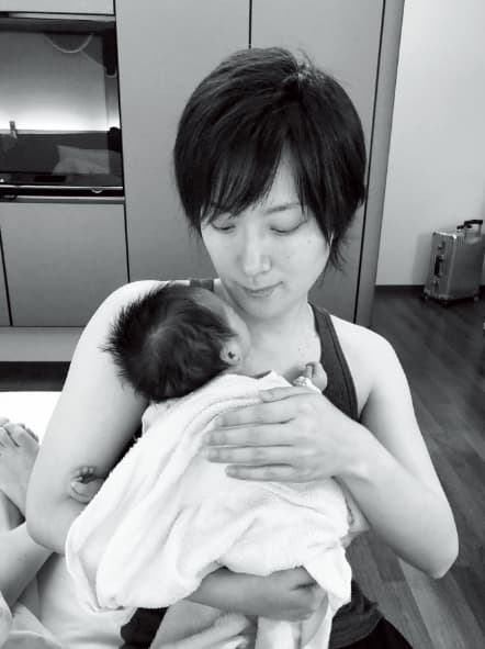 陳漢章與妻育有1子,他平常照顧孩子非常細心,家庭和樂融融。(翻攝陳漢章老婆IG)
