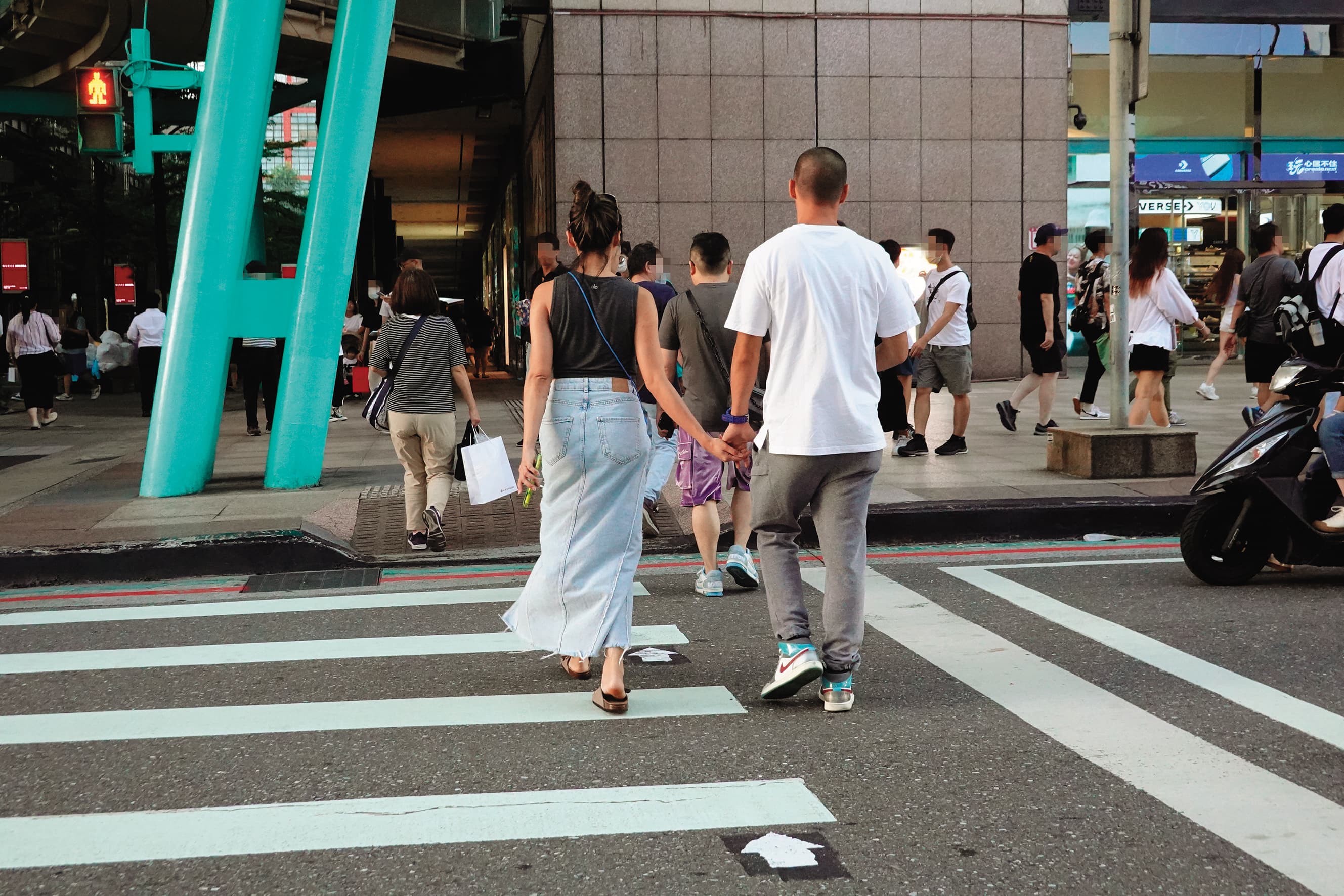 9/23,17:31夫妻倆愛情長跑10多年,走路仍會手牽手,感情相當不錯。