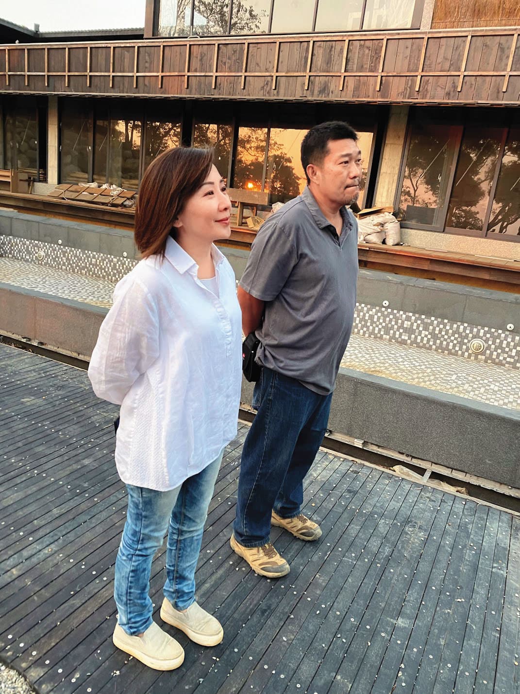 麻葉集團所有設計工作,魏幸怡(左)都交給先生張智強(右)打理。(麻葉餐飲提供)