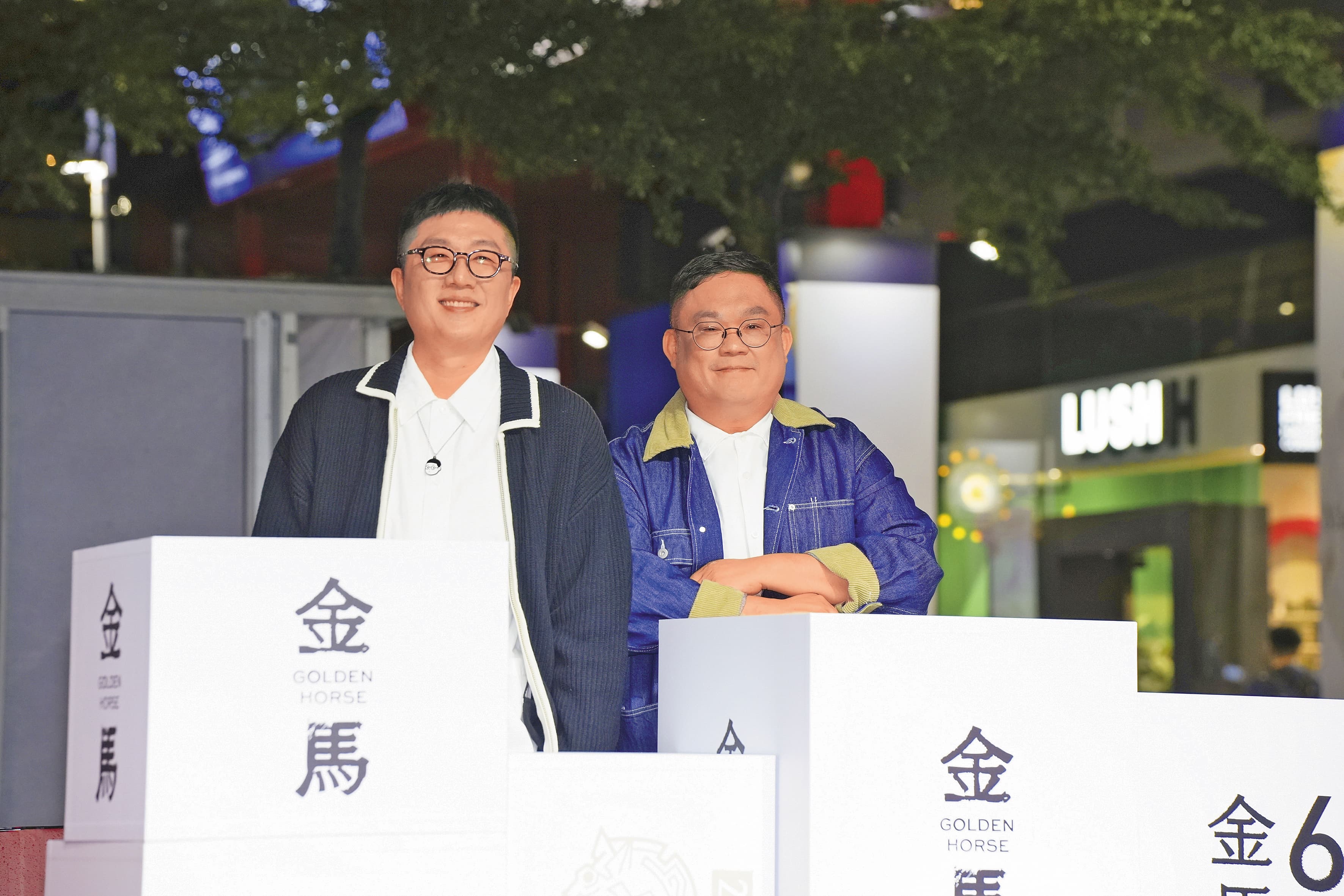 導演林孝謙(右)與拍檔編劇呂安弦(左)前作《比悲傷更悲傷的故事》大賣2.4億元,如今再炮製出《陽光女子合唱團》的佳績。