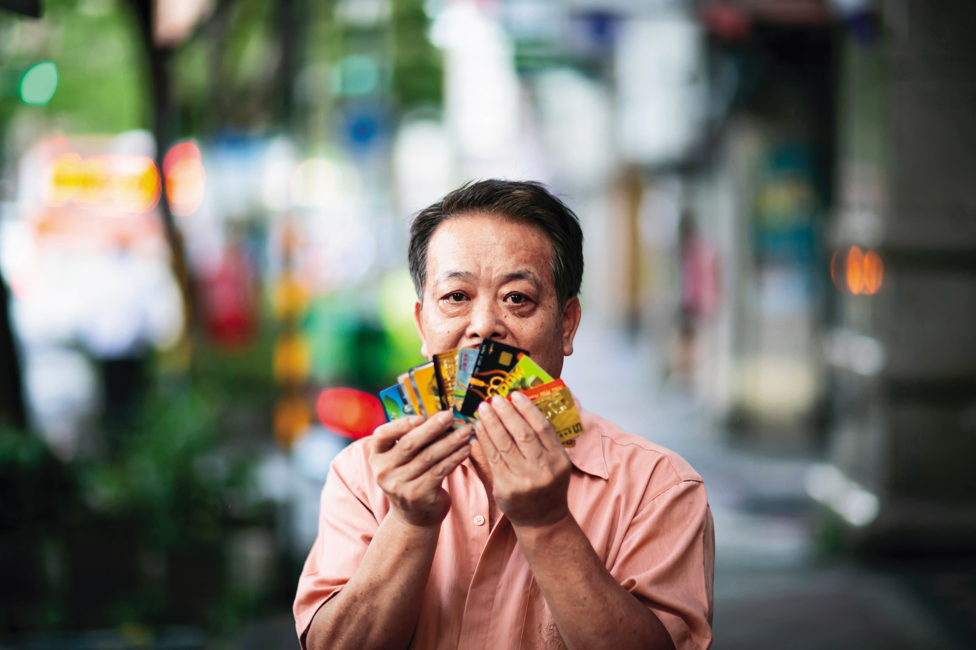 楊錦華從小孩出生後開始欠卡債,還不出款後只能當臨時工以免被強制扣薪。今年他終於通過更生,如今是自救會志工。