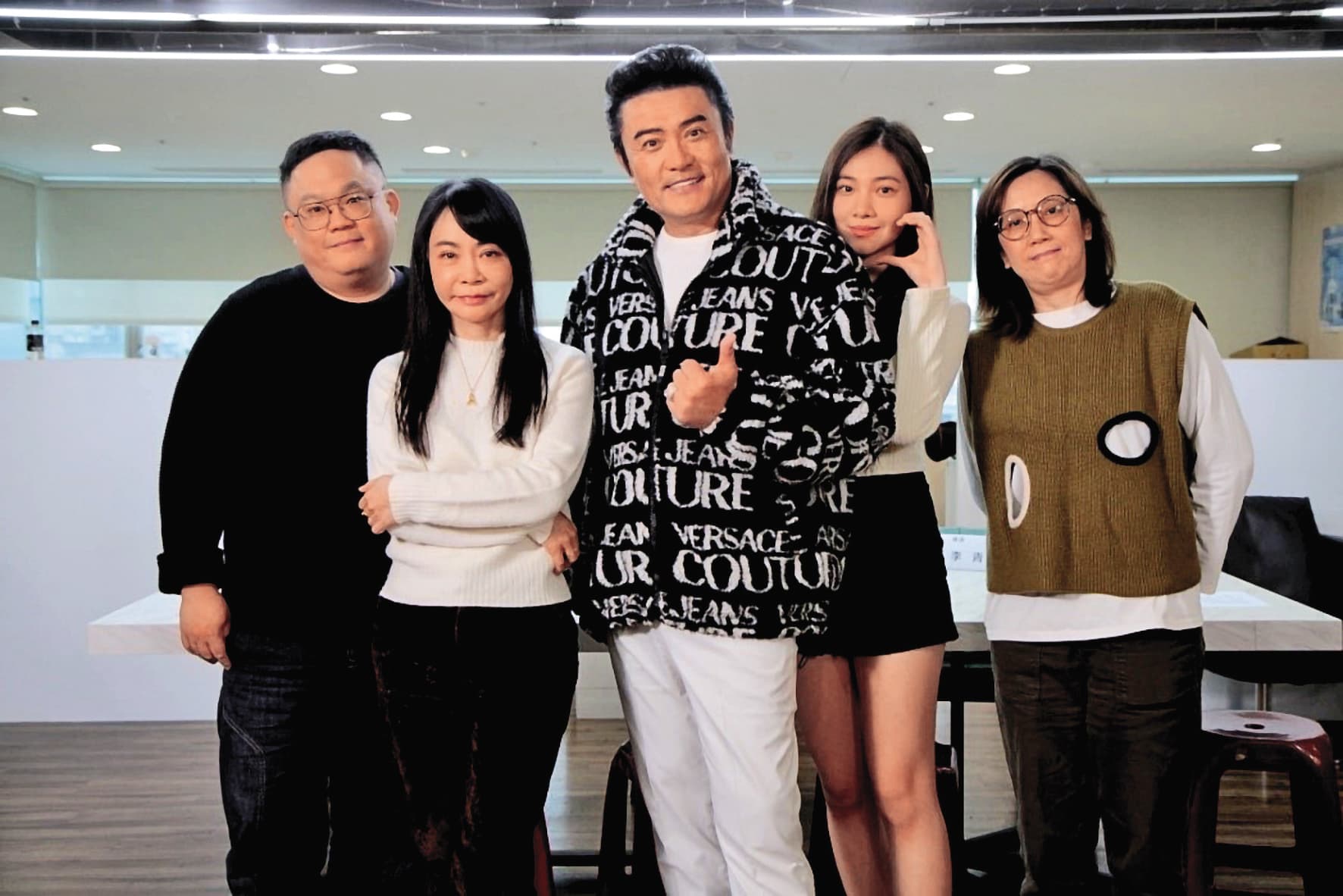 柴智屏(左二)舉辦台版《我們的藍調時光》演員徵選時,演員李㼈(中)還帶女兒(右二)來試鏡。左一為導演林孝謙、右一為導演李青蓉。(米神國際提供)