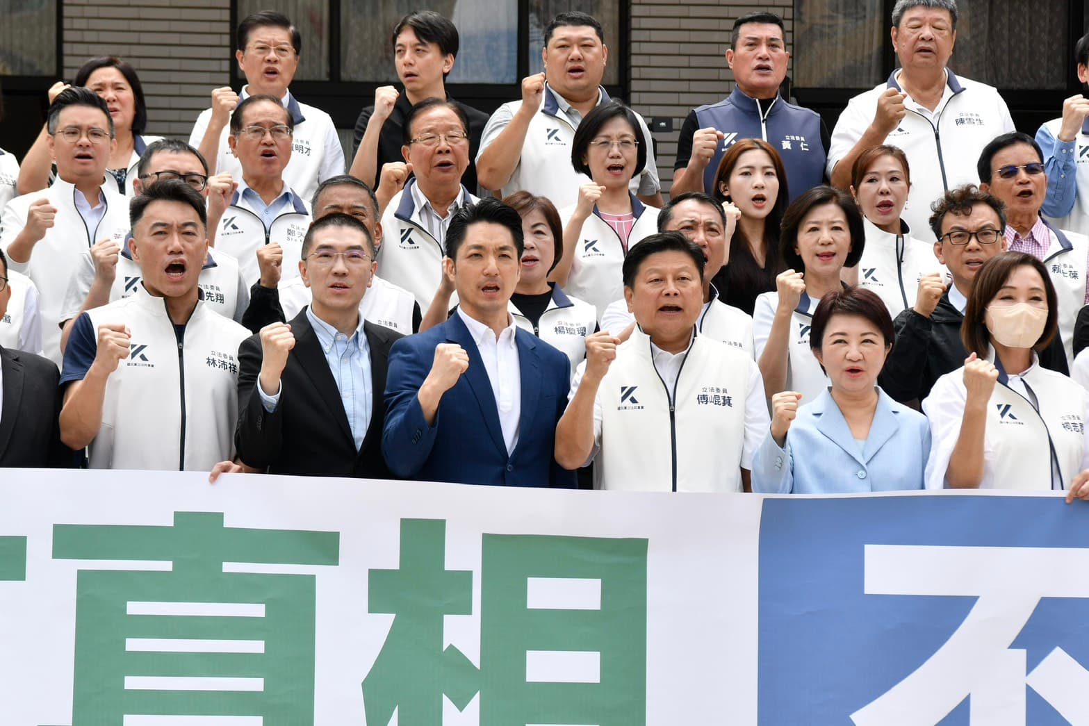 蔣萬安和藍營民代、首長今上午在立法院開記者會抗議行政院。(鏡報李智為)