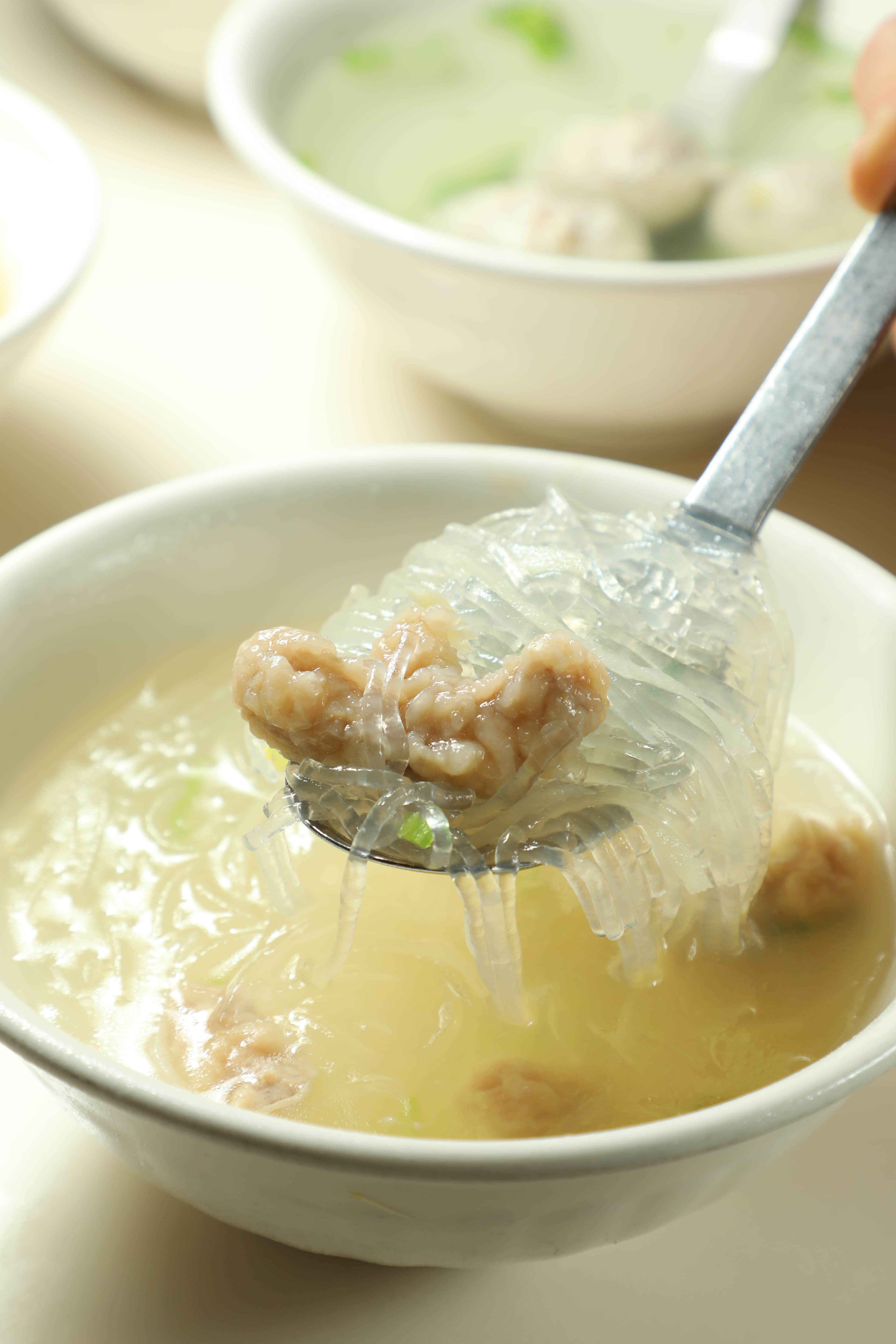 「冬粉湯」清爽甘甜,湯頭中有肉塊和筍絲,跟肉圓搭配恰到好處。(35元/碗)