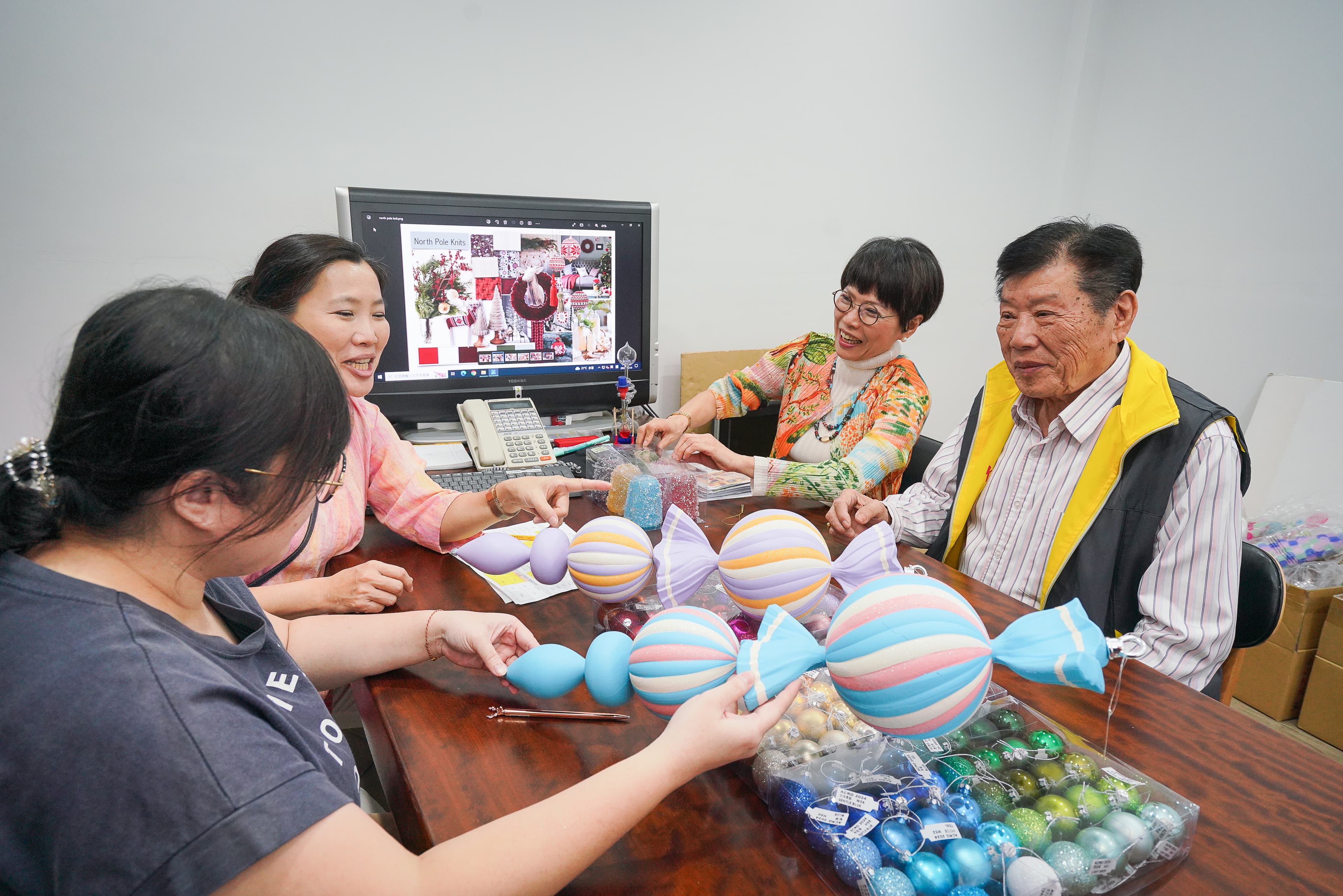 張松田至今仍常與大女兒(右二)、三女兒(左二)一起討論新產品。