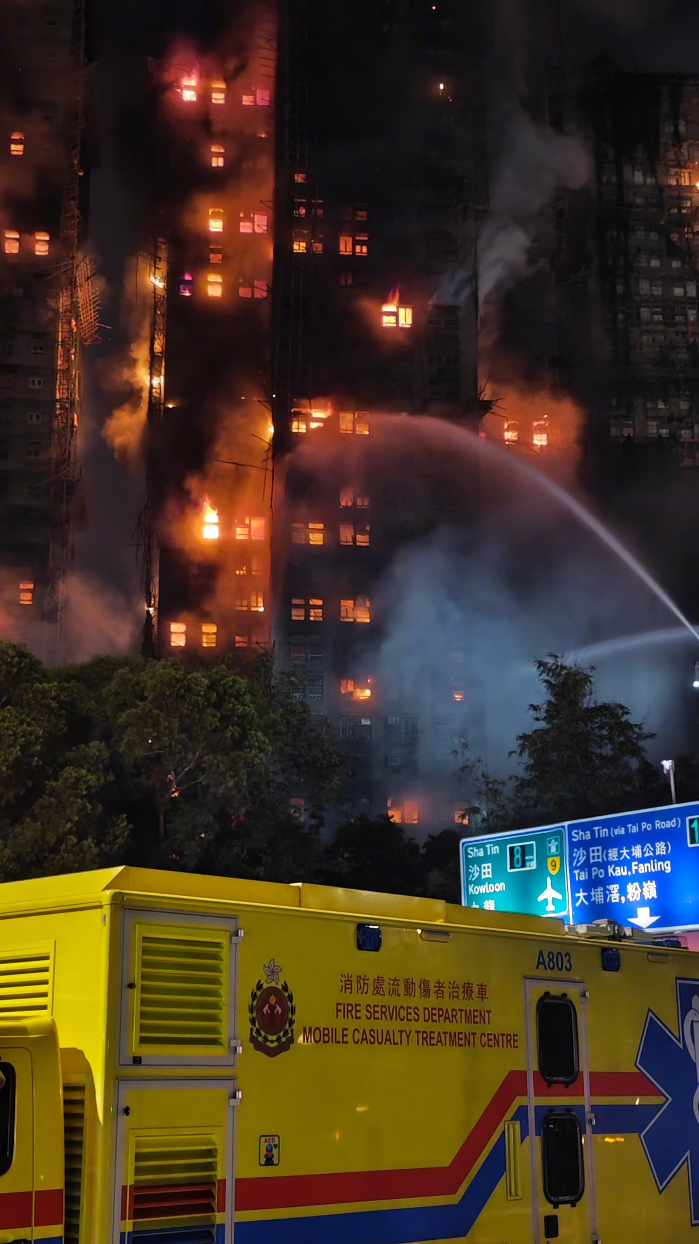 香港大火傷亡慘重,死亡數估還會再增加。(翻攝新華社微博)