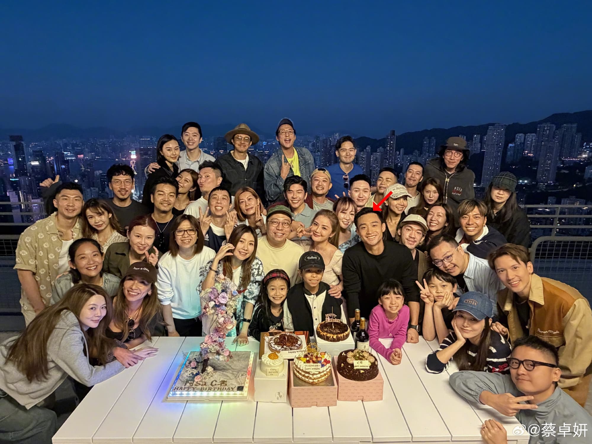 去年阿Sa生日會,新歡健身教練男友已陪在身旁(箭頭所指),對方更帶動阿Sa運動令身體更健康。(蔡卓妍微博)