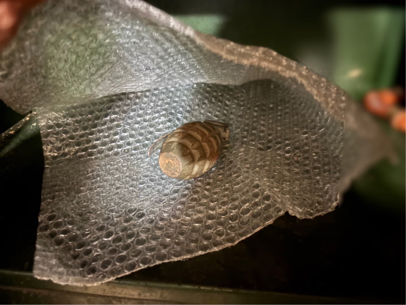 老婦人在自宅發現的手榴彈,經軍方檢視並沒有批號,確認是1比1仿真。(翻攝畫面)