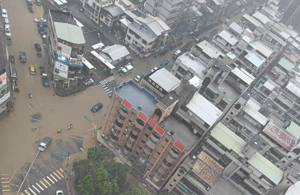 由於大雨下得又急又大,傳出北市信義區淹水災情。(翻攝自記者爆料網)