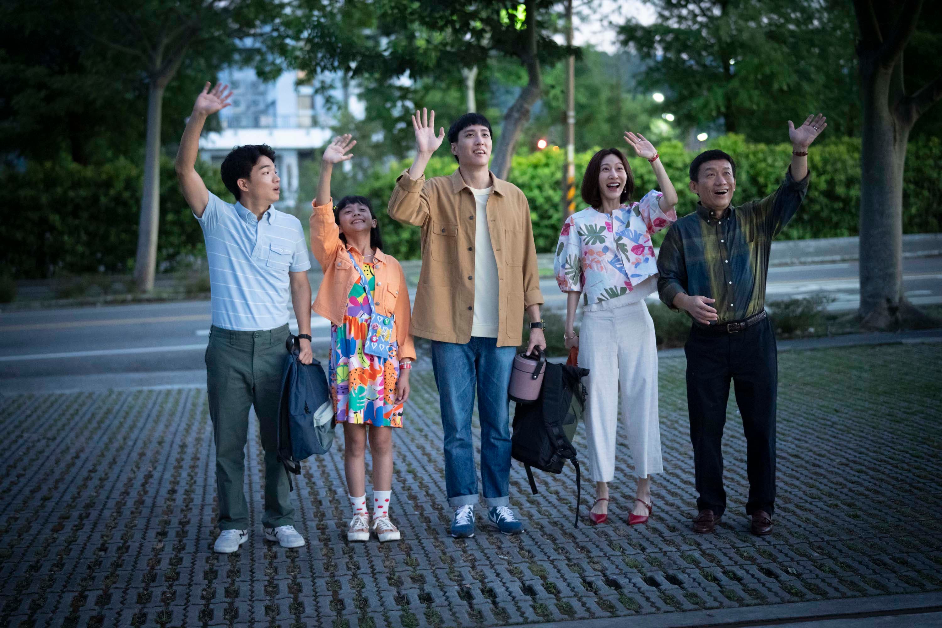 《省省吧!我家富貴發》胡智強(左起)和郭子乾(右起)、曾莞婷、余晉、陳昭妃飾演「省錢家族」。(瀚草文創提供)