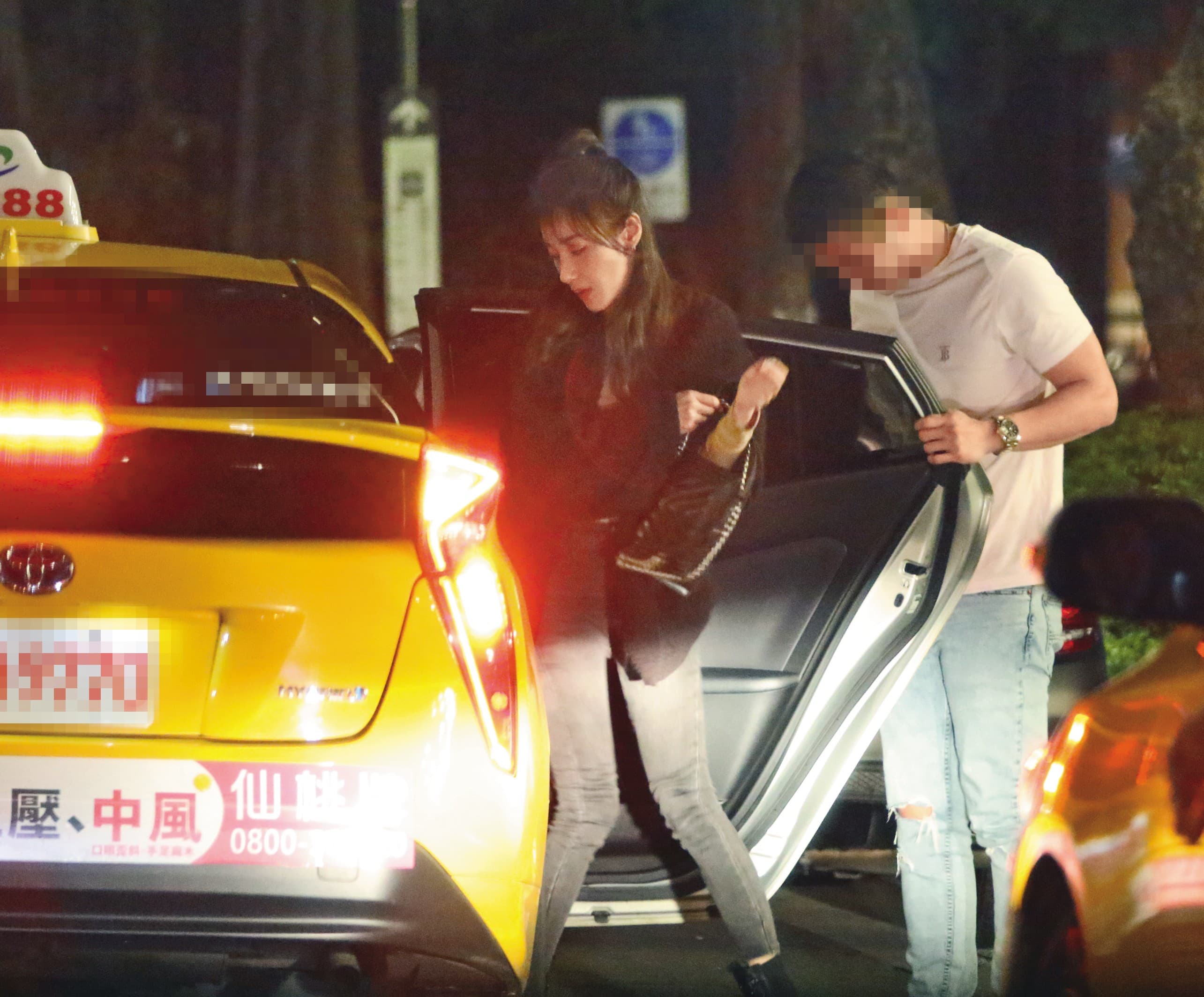 4/8 23:27 夏宇禾(左)等人搭車前往信義區的餐廳;出人意料的是李聖傑居然沒跟了。