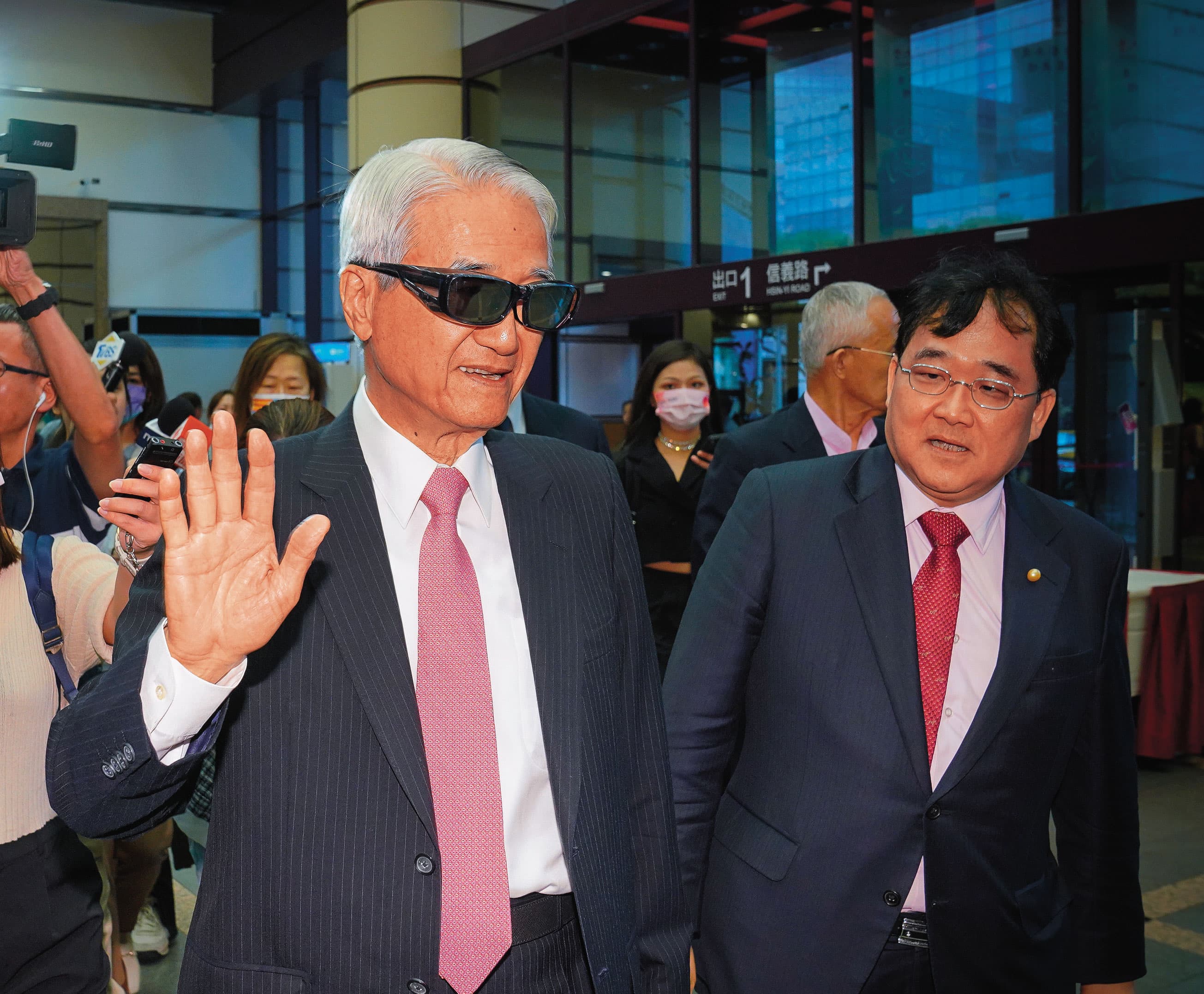 吳東進(左)要吳東亮負當家責任,趕緊辦理現金增資。