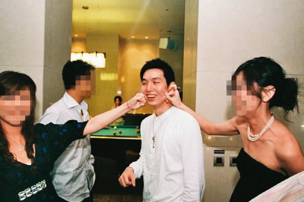 藍蔚文(右二)異性緣不差,曾有一說「藍董(藍蔚文)每次接到王心凌的電話,一定會報備行程,就算應酬結束要續攤也報備,只要女友一句不行,他就乖乖回家去」。(翻攝自藍蔚文臉書)