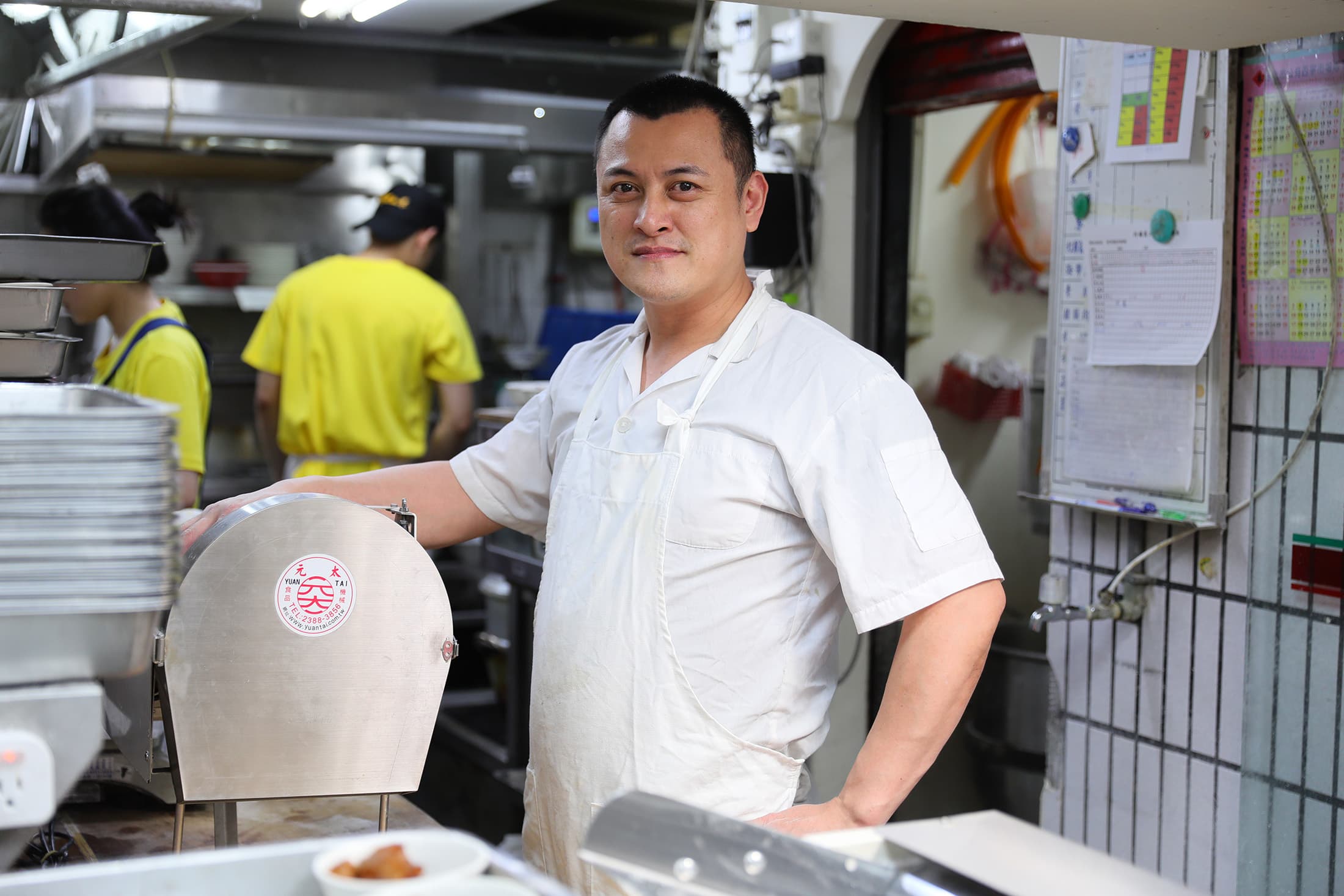 「老山東牛肉家常麵店」第三代于懷增始終堅持以爺爺那代傳下來的做法,每天製作新鮮麵條,絕不使用人工調味熬煮牛肉湯頭。