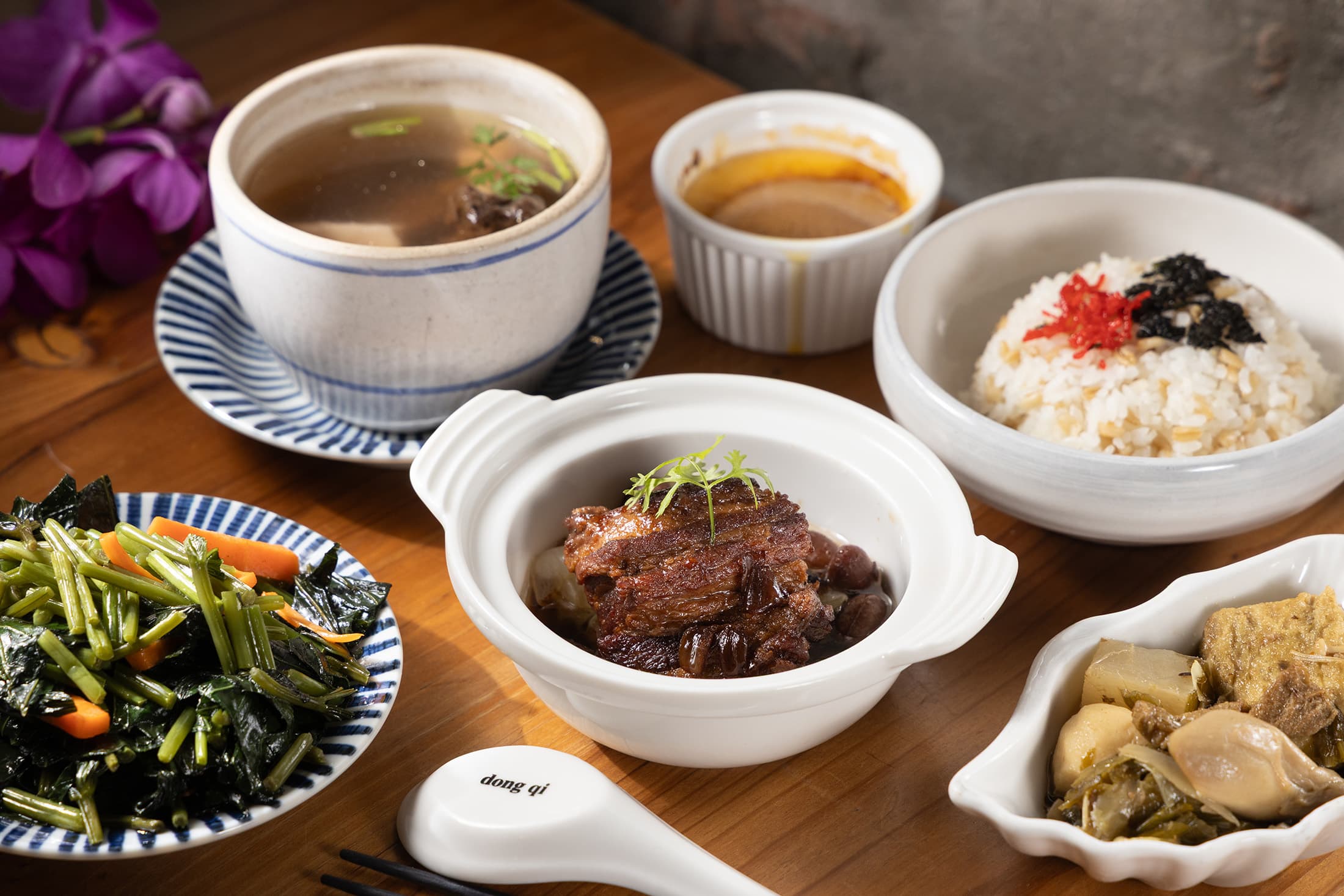 「客家九品封肉」套餐能吃到客家滷菜、花生豆腐等運用在地食材製作的菜餚。(380元/份)