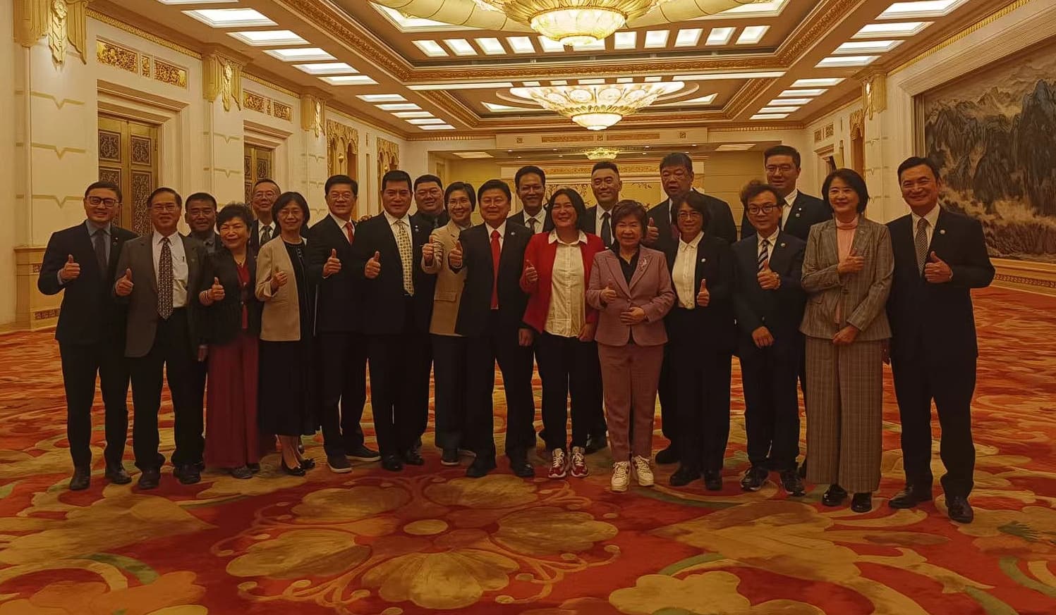傅崐萁率藍委訪中,在北京與中共政協委員王滬寧見面。(翻攝畫面)