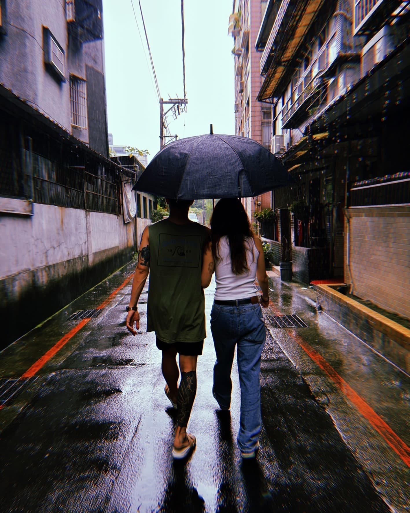 茄子蛋主唱阿斌（左）與交往超過10年的經紀人女友Juno（右）登記結婚後，生活幸福美滿。（翻攝自黃奇斌IG）